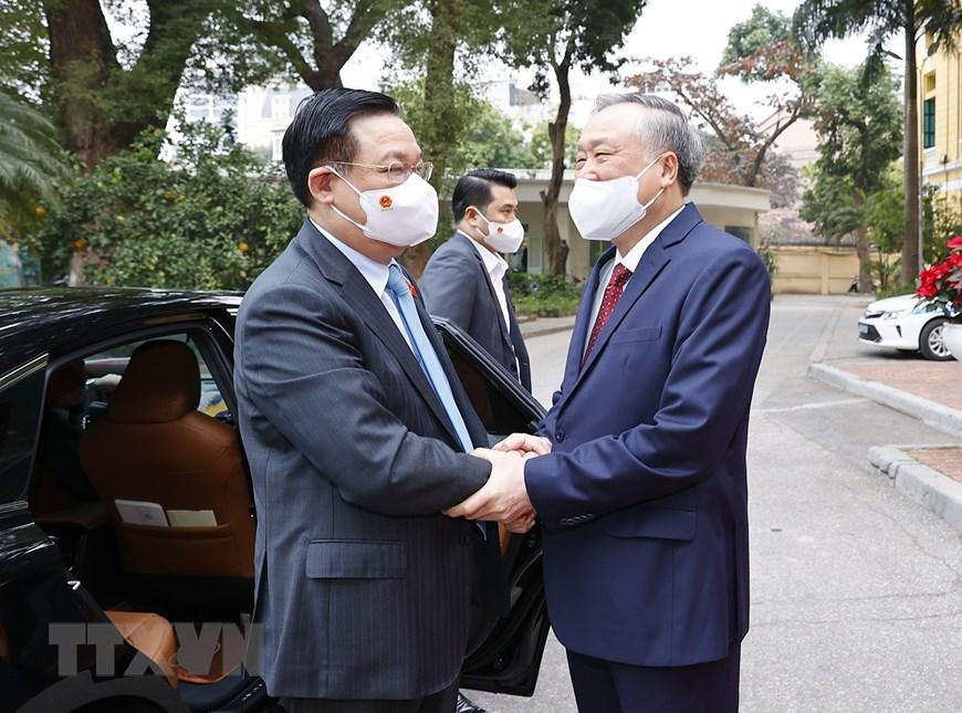 Chánh án Tòa án Nhân dân tối cao Nguyễn Hòa Bình (phải) đón Chủ tịch Quốc hội Vương Đình Huệ đến dự buổi lễ. (Ảnh: Doãn Tấn/TTXVN).