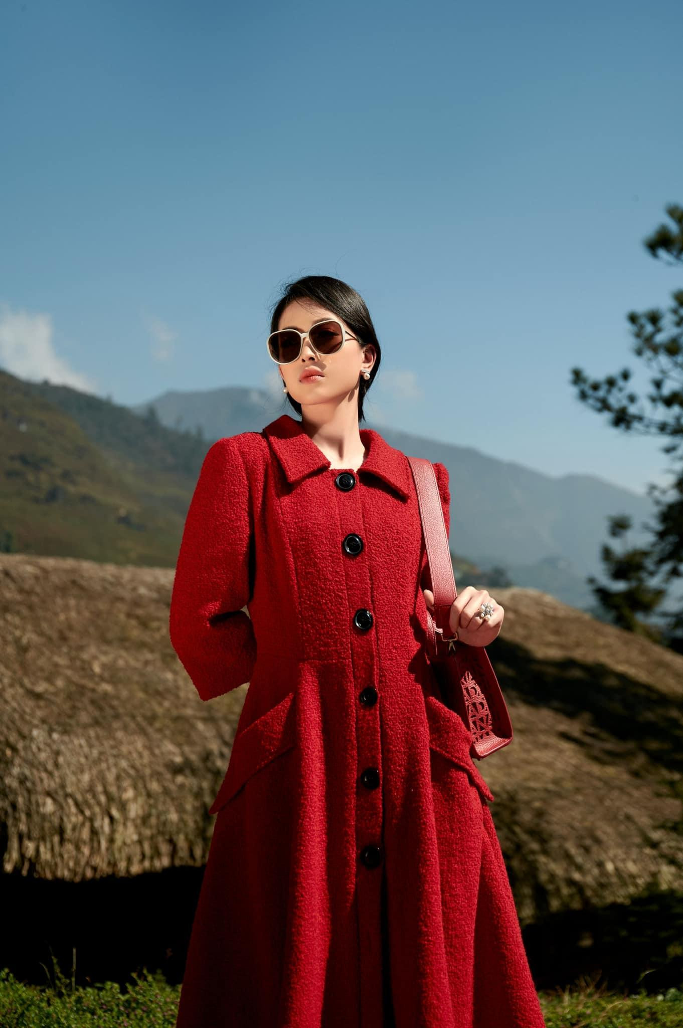 Á hậu Phương Nga xinh đẹp, kiêu sa khi diện bộ váy đỏ rực giữa khung cảnh núi rừng hùng vĩ.