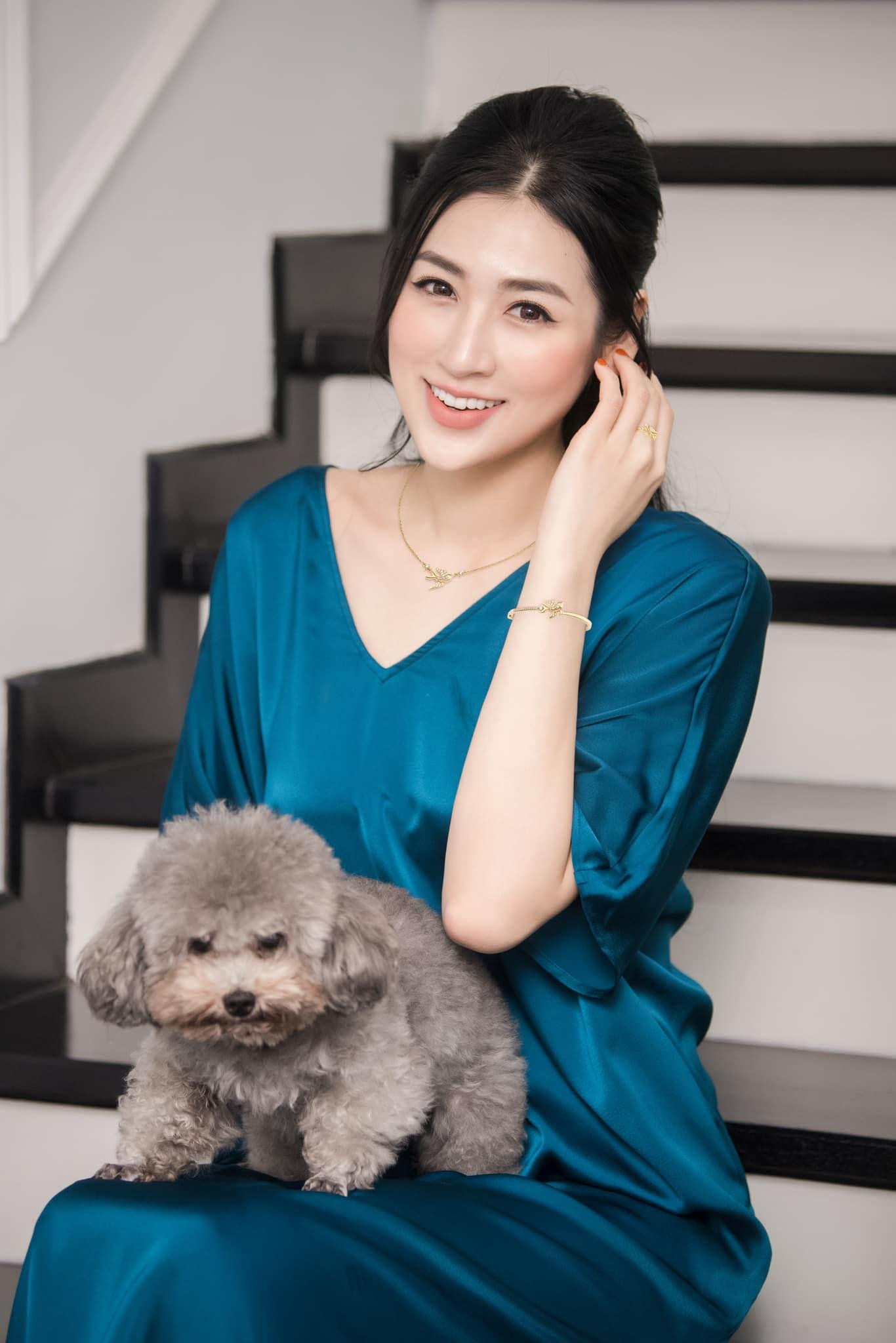 Á hậu Tú Anh đẹp dịu dàng và nền nã bên cún cưng. Á hậu Tú Anh đẹp dịu dàng và nền nã bên cún cưng.