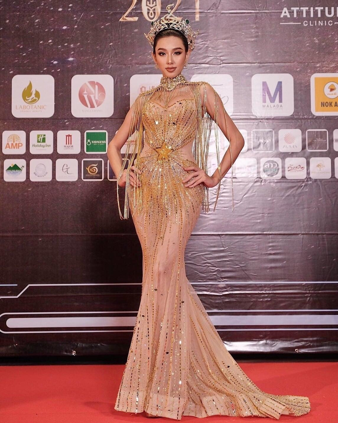 Đắt show làm khách mời tại các cuộc thi nhan sắc ở Thái Lan, Thuỳ Tiên luôn ghi điểm với phong cách thời trang lộng lẫy, đẳng cấp.