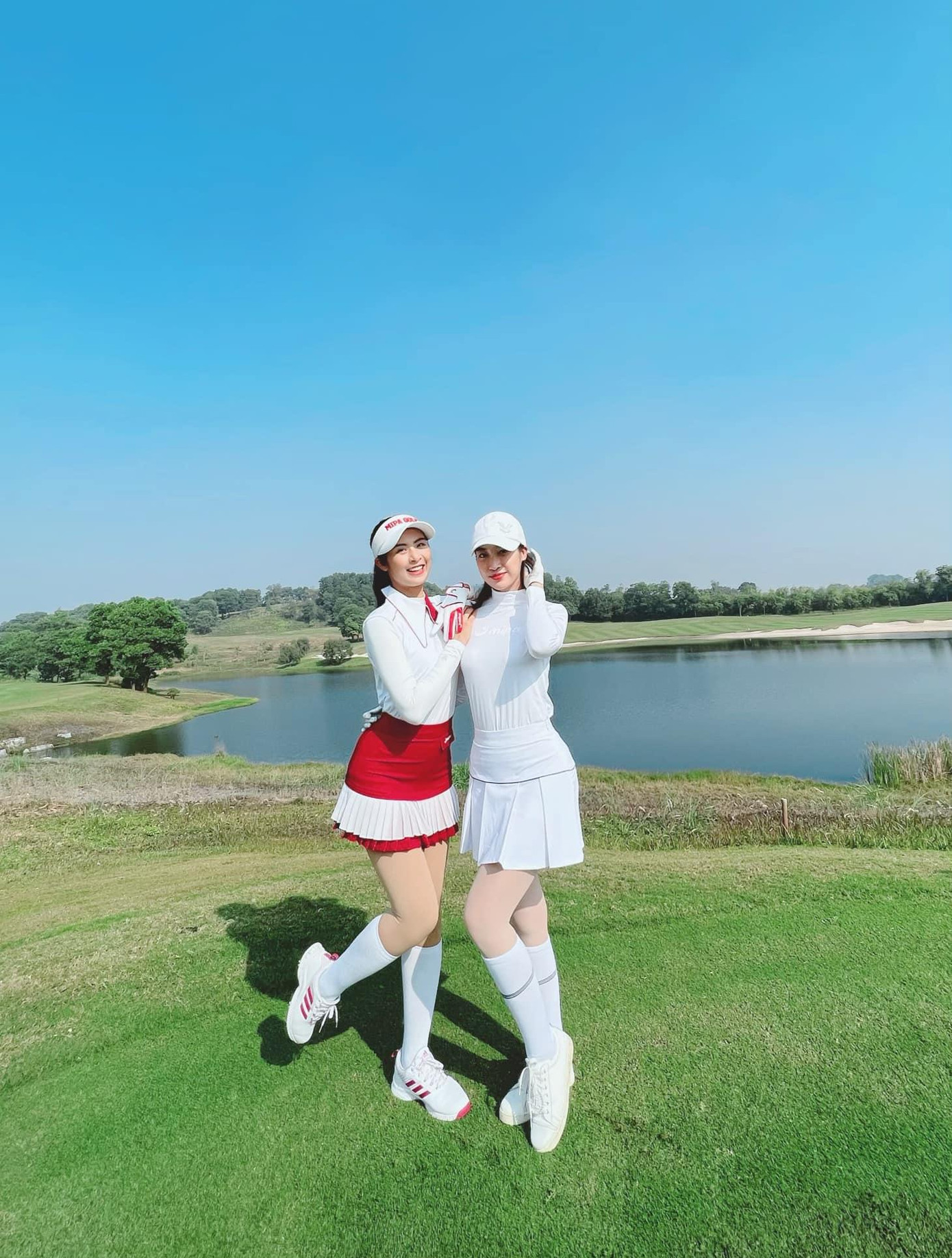 Thời gian gần đây, hai người đẹp thường xuyên đồng hành cùng nhau trong những buổi đi chơi golf.