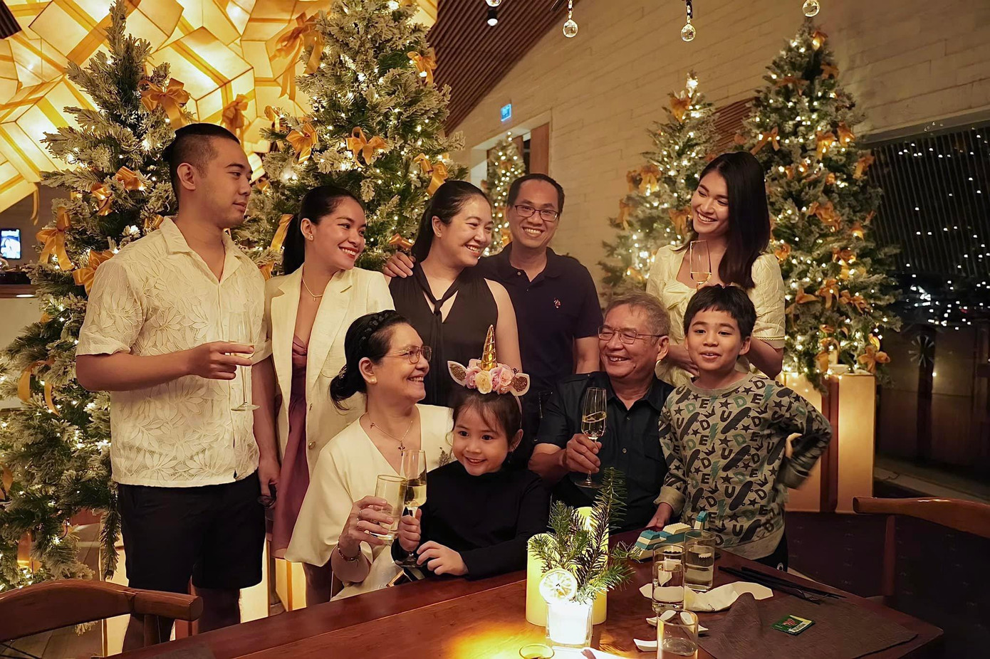 Á hậu Thuỳ Dung quây quần đi ăn tối cùng gia đình vào ngày đầu năm mới 2022.