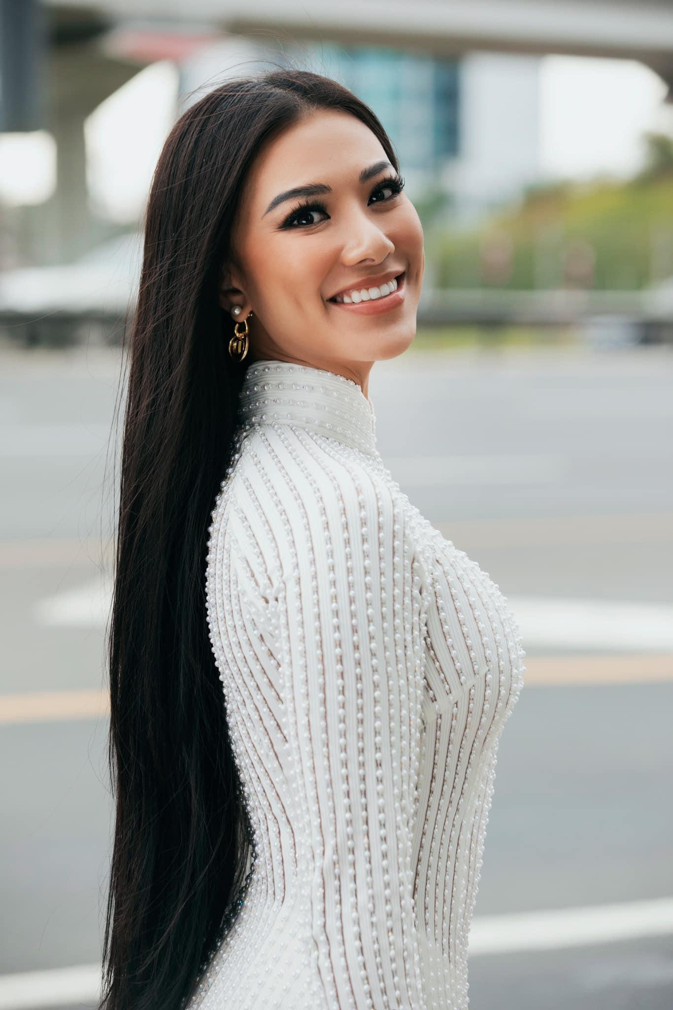 Á hậu Kim Duyên đẹp dịu dàng với áo dài trắng trên đường phố Dubai.