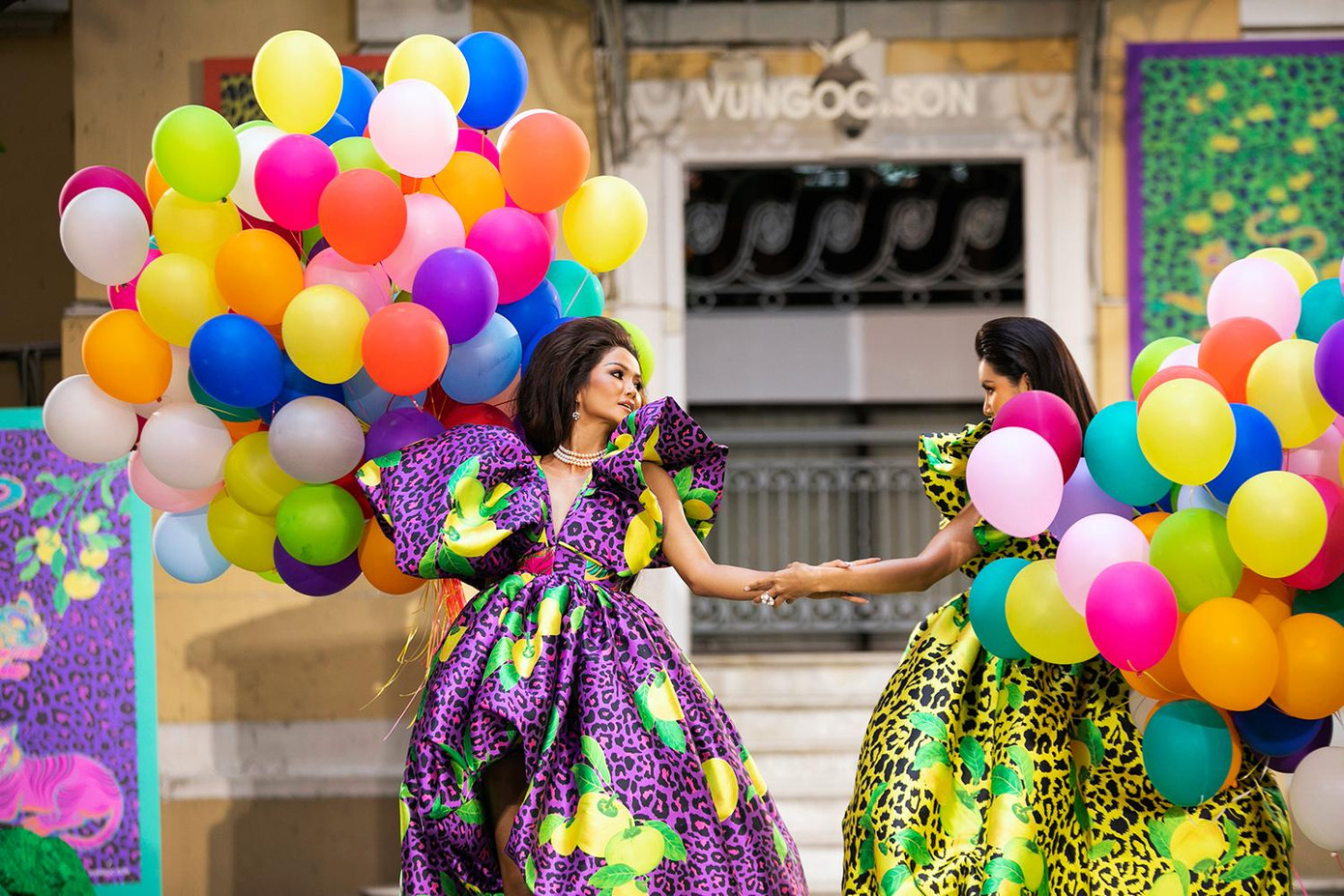 Hoa hậu H'Hen Niê và siêu mẫu Minh Tú là hai vedette kết màn của show diễn. Hai người đẹp có màn xuất hiện ấn tượng với trang phục và bóng bay rực rỡ sắc màu.