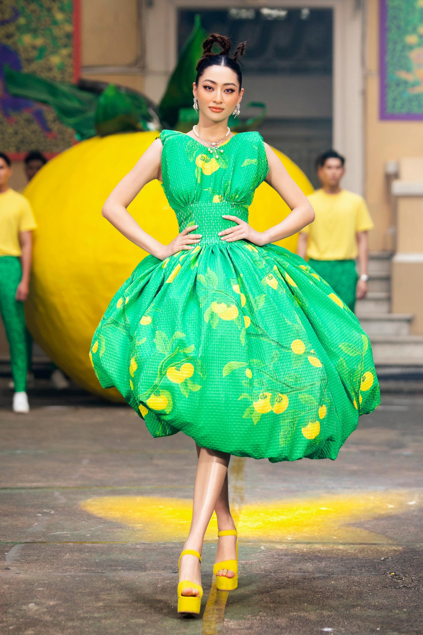 Diện bộ váy tông màu xanh với kiểu dáng thiết kế độc đáo, lạ mắt, Lương Thuỳ Linh sải những bước catwalk cực kỳ ấn tượng và kiêu sa.