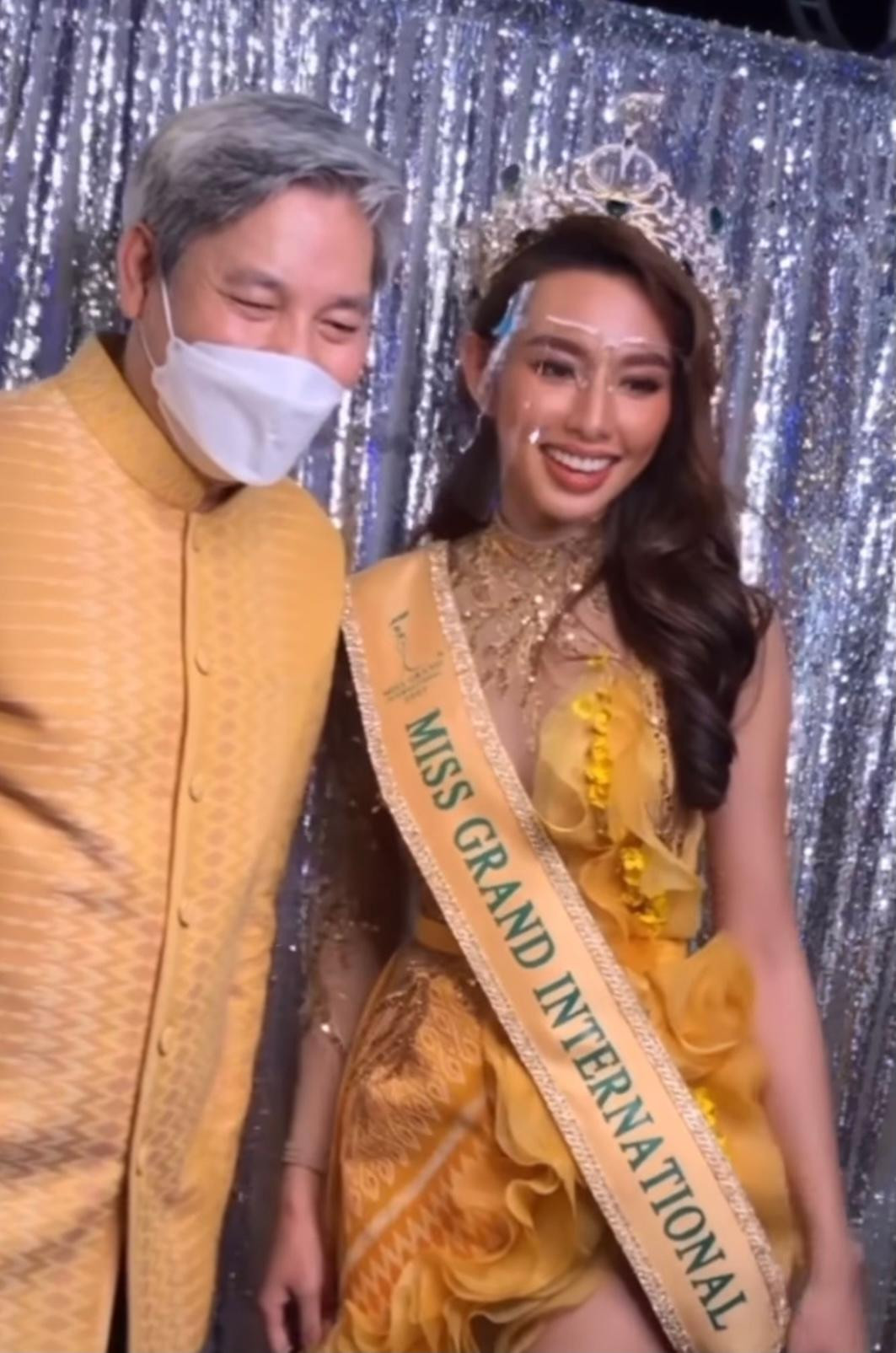 Thuỳ Tiên trong sự kiện đón năm mới tại tỉnh Ratchaburi ở Thái Lan. Thuỳ Tiên trong sự kiện đón năm mới tại tỉnh Ratchaburi ở Thái Lan.