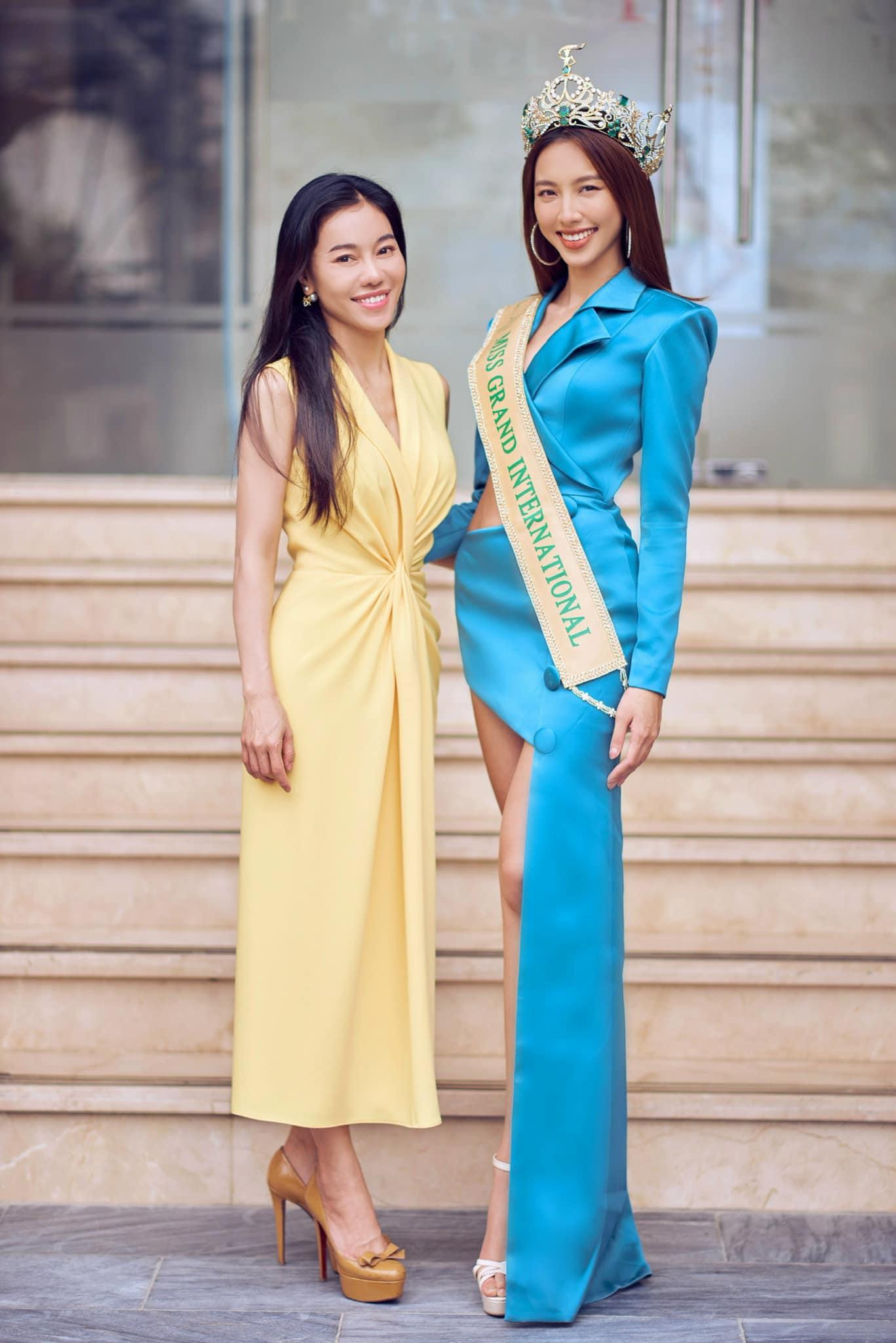 Bà Phạm Kim Dung có mặt để chào đón Hoa hậu Thuỳ Tiên.