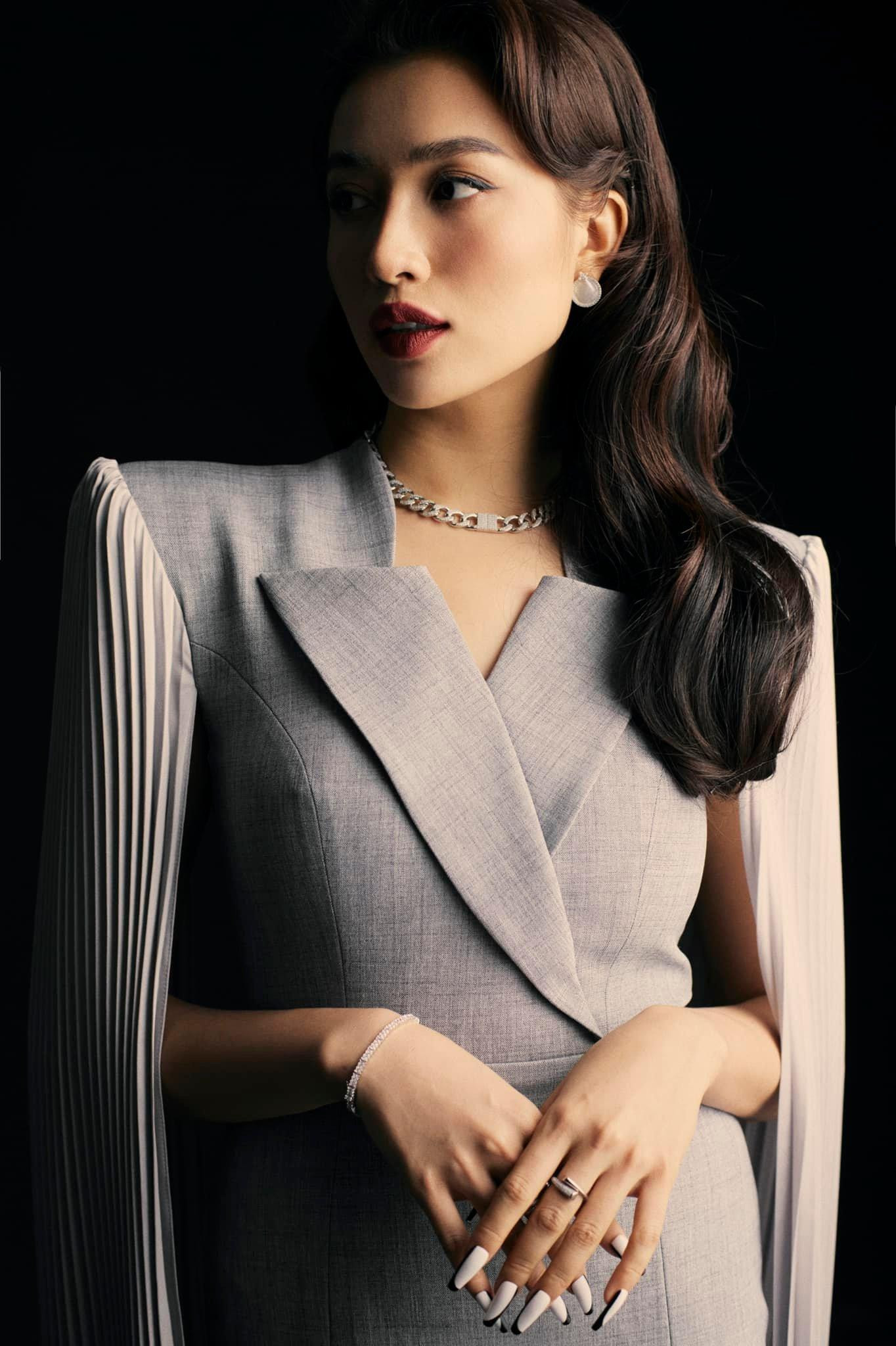 Á hậu Lệ Hằng thanh lịch, sang trọng với set đồ có thiết kế lạ mắt.