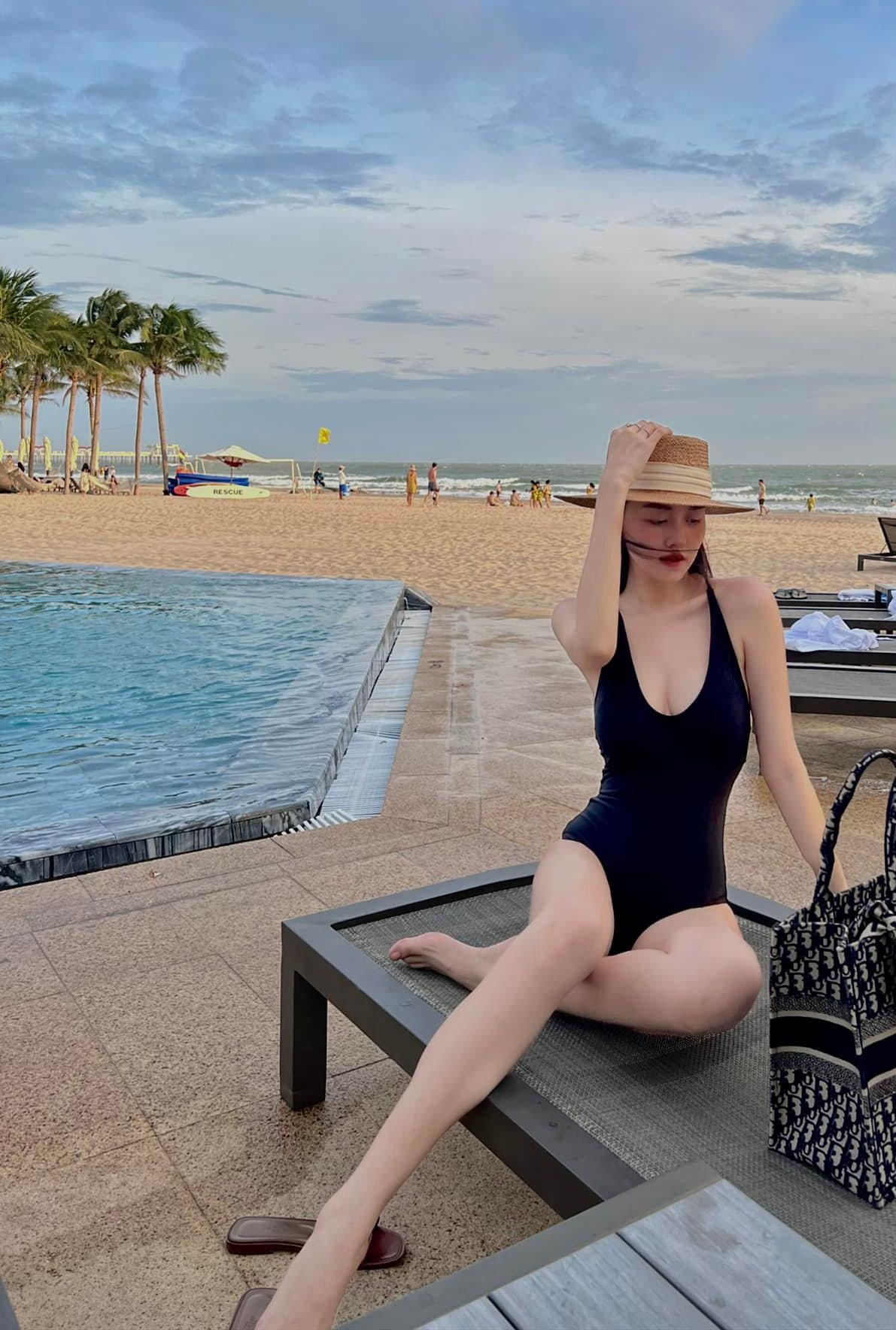 Á hậu Tường San có chuyến nghỉ dưỡng đầu năm mới trên biển.