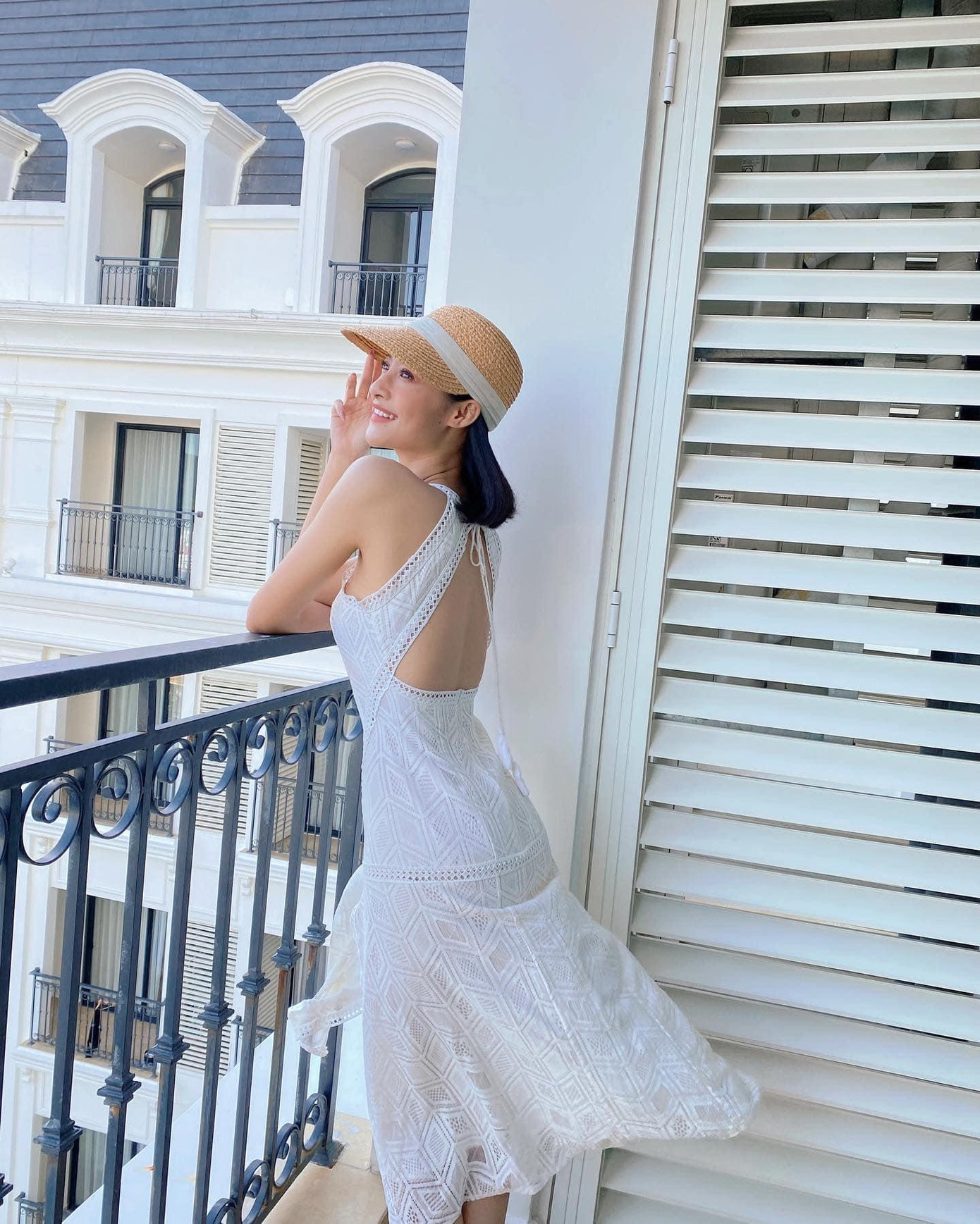 Á hậu Kiều Loan diện váy ren trắng khoe lưng trần quyến rũ.