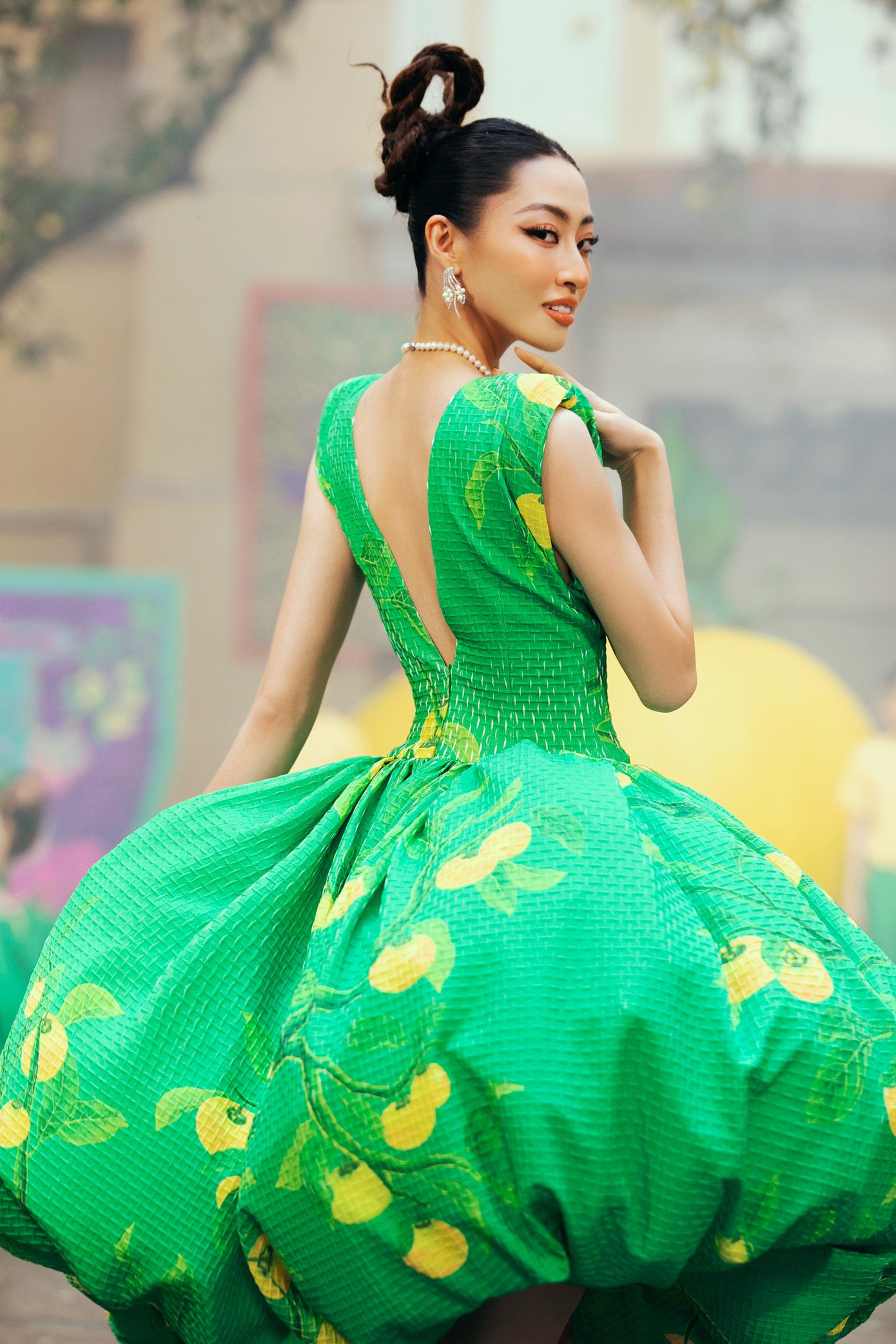 Vốn sở hữu nét đẹp yêu kiều mà không kém phần sắc sảo, Lương Thuỳ Linh rất được các nhà thiết kế ưa chuộng. Cô thường xuyên đảm nhận vai trò first face hoặc vedette tại các show diễn thời trang lớn gần đây.