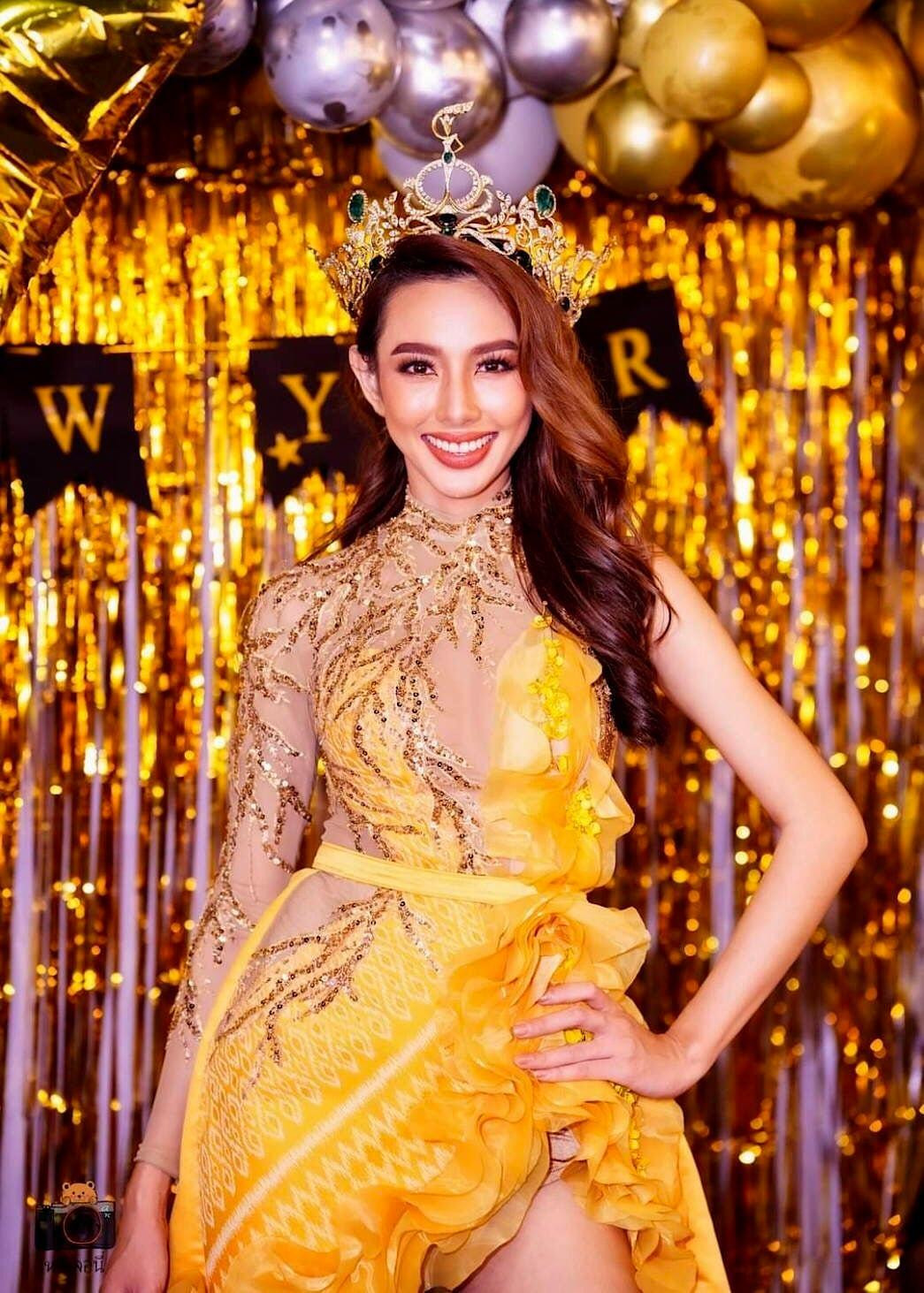 Hoa hậu Thuỳ Tiên diện váy dạ hội tông màu vàng rực lộng lẫy khi tham dự sự kiện ở Thái Lan đầu năm mới.