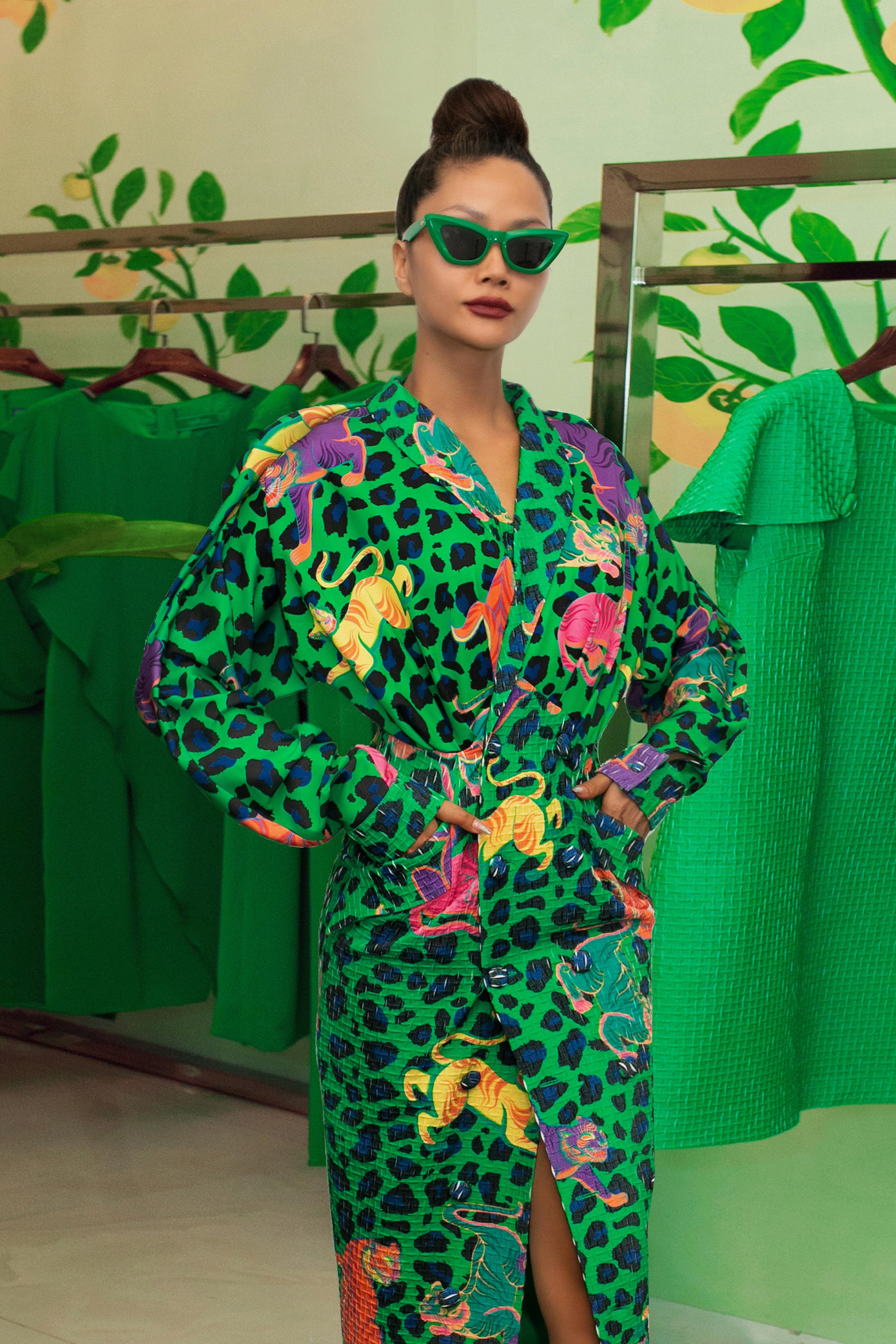 H'Hen Niê sành điệu và kiêu sa với thiết kế hoạ tiết hổ độc đáo. H'Hen Niê sành điệu và kiêu sa với thiết kế hoạ tiết hổ độc đáo.