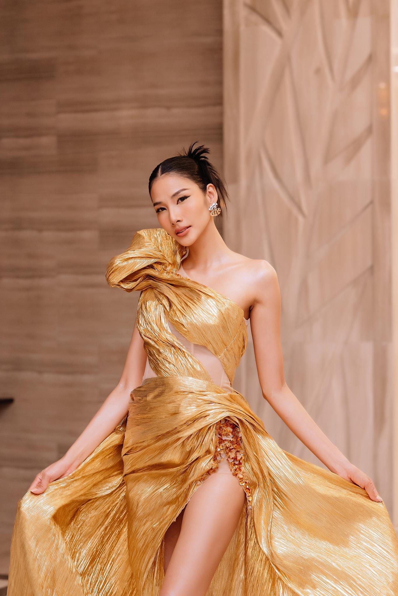 Người đẹp khoe trọn thân hình quyến rũ trong bộ váy cắt xẻ táo bạo.