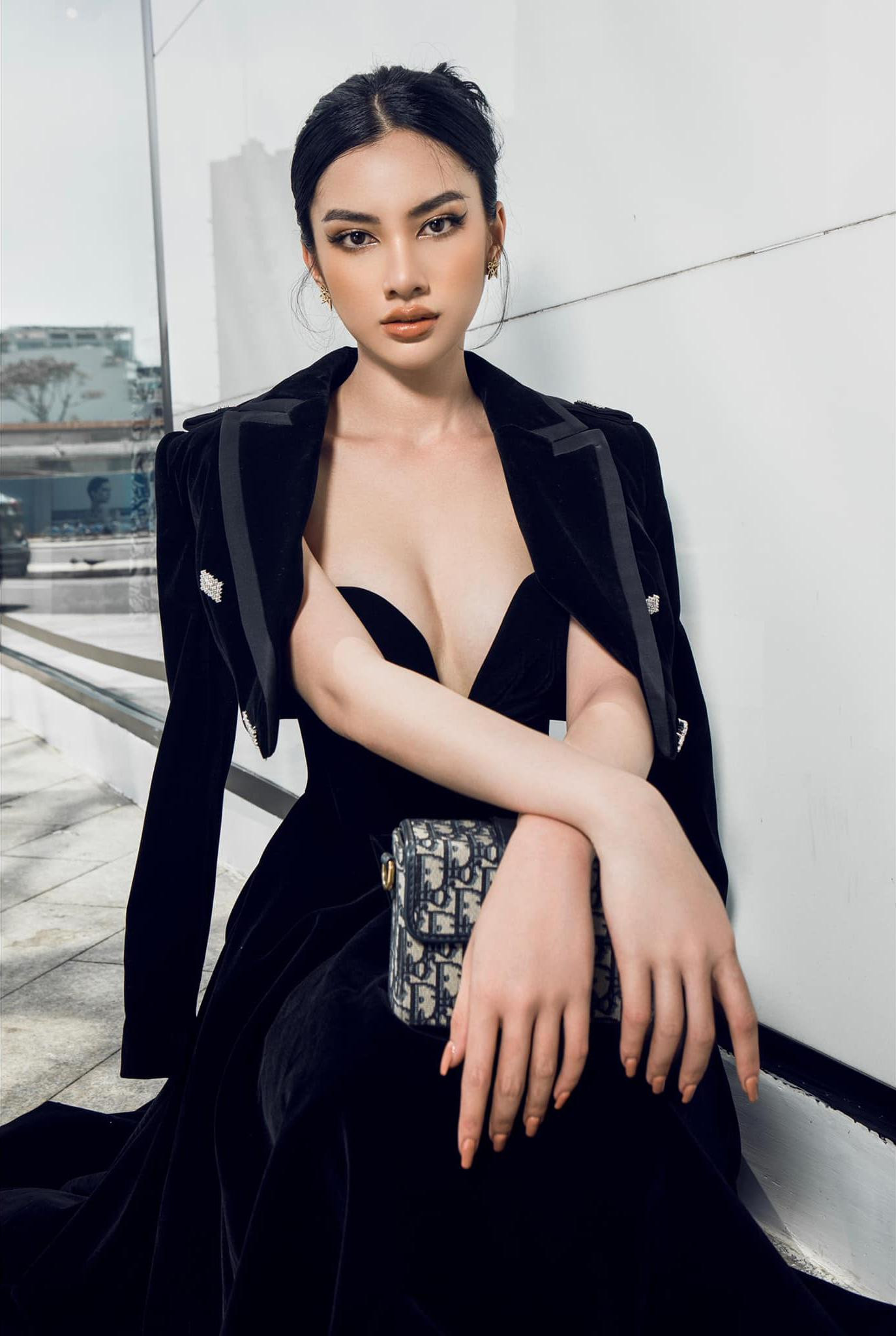 Người đẹp Cẩm Đan diện váy áo thanh lịch, kiêu sa nhưng không kém phần nóng bỏng và quyến rũ với chi tiết xẻ ngực sâu. Người đẹp Cẩm Đan diện váy áo thanh lịch, kiêu sa nhưng không kém phần nóng bỏng và quyến rũ với chi tiết xẻ ngực sâu.