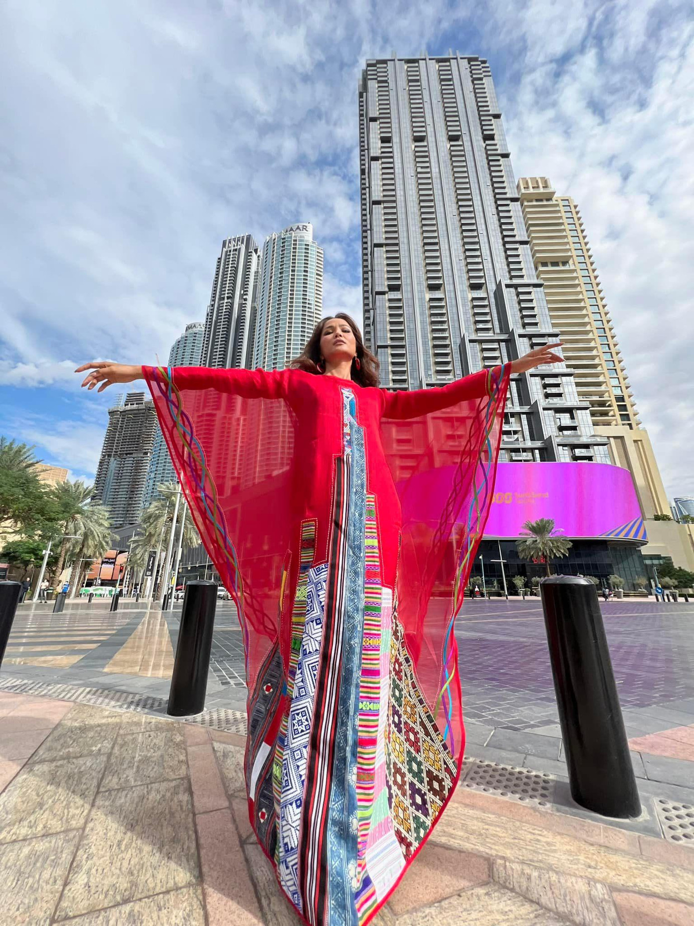 Hoa hậu H'Hen Niê diện váy thổ cẩm bay bổng và rực rỡ trên đường phố Dubai.