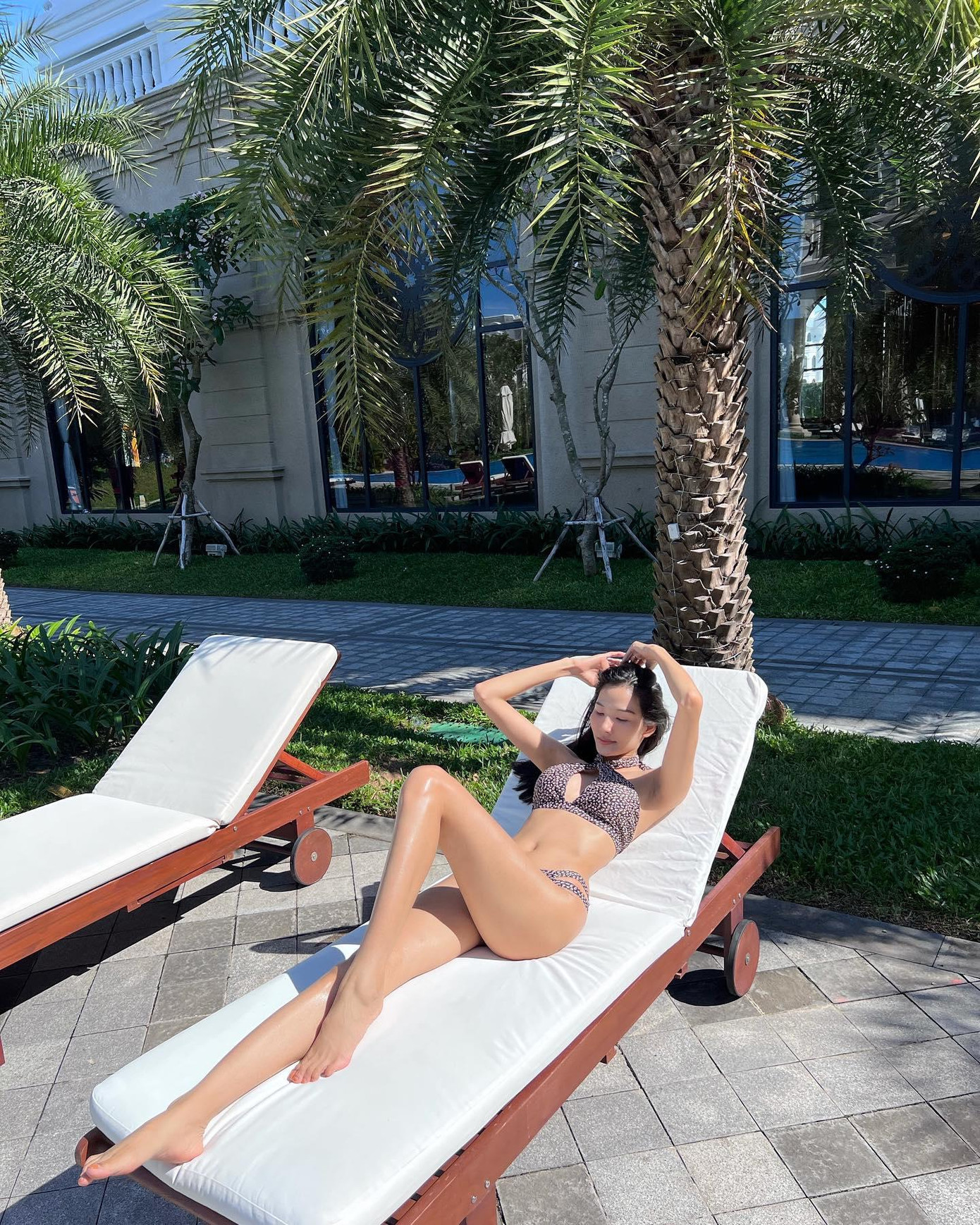 Thân hình nuột nà và đôi chân dài thẳng tắp của cô khiến các fans trầm trồ.