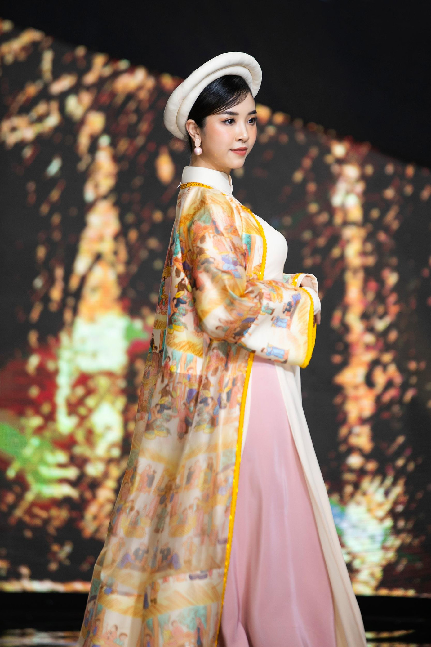 Á hậu Thuý An mang đến sân khấu vẻ đẹp ngọt ngào, phúc hậu. Á hậu Thuý An mang đến sân khấu vẻ đẹp ngọt ngào, phúc hậu.