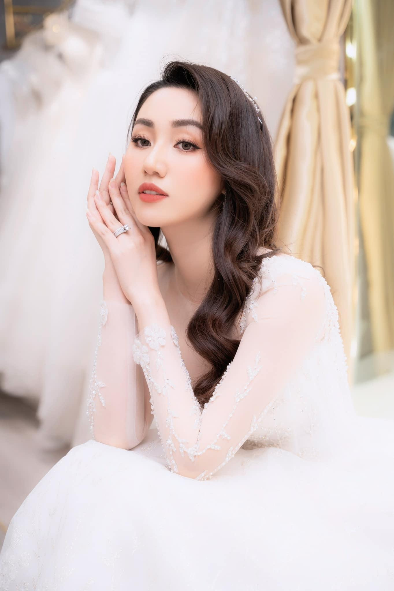 Cũng đã từng trải qua một lần sinh nở nhưng Á hậu Trà My vẫn vô cùng trẻ trung và quyến rũ.