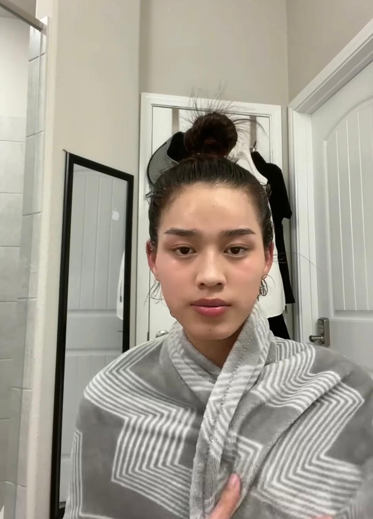 Người đẹp xông hơi trong phòng. Người đẹp xông hơi trong phòng.