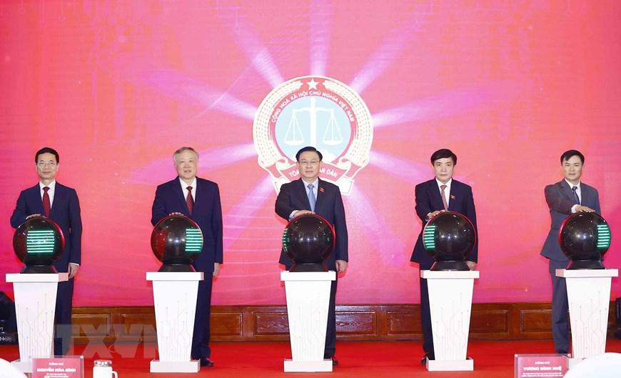 Chủ tịch Quốc hội Vương Đình Huệ với các đại biểu thực hiện nghi thức khánh thành. (Ảnh: Doãn Tấn/TTXVN)