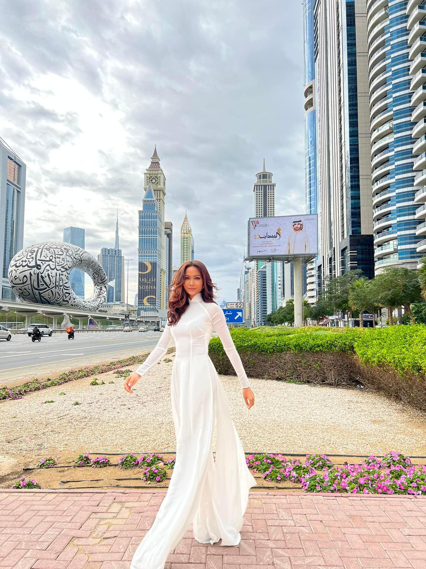 Trong ngày đầu năm mới 2022, Hoa hậu H'Hen Niê diện áo dài trắng tinh khôi khi sải bước trên đường phố Dubai.