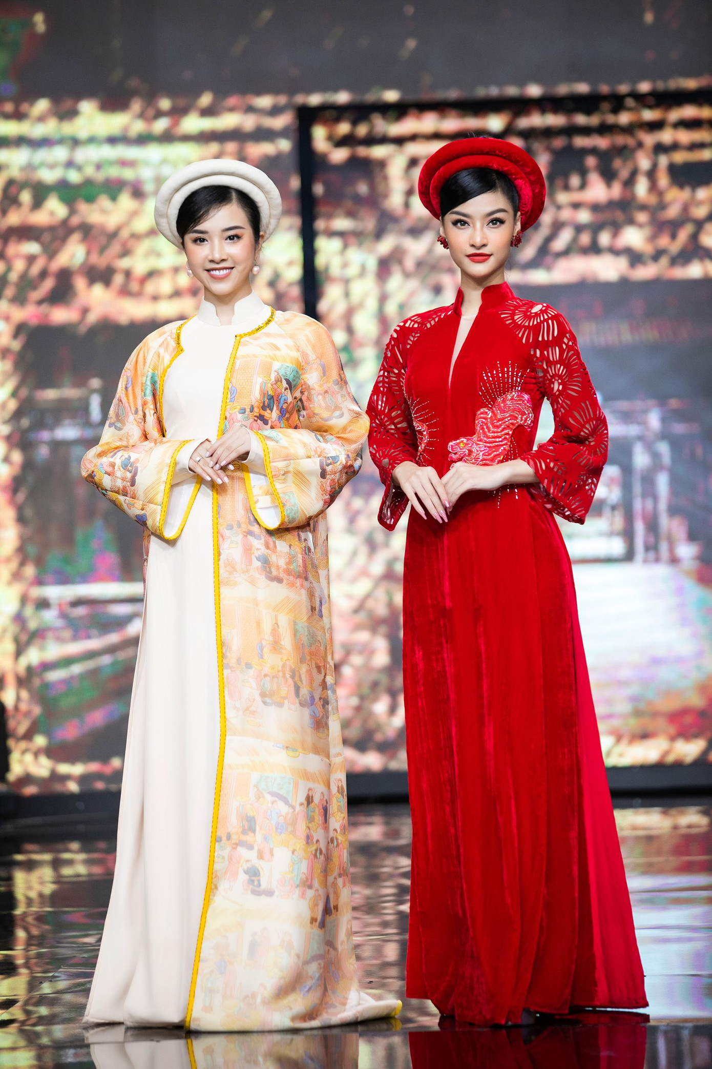 Kiều Loan và Thuý An đọ dáng với áo dài trên sân khấu. Kiều Loan và Thuý An đọ dáng với áo dài trên sân khấu.