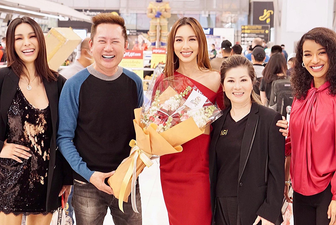 Hai cựu Miss Grand Thailand là Coco Arayha Suparurk và Chanrarapadit Namfon cũng ra sân bay tiễn Thuỳ Tiên về nước.