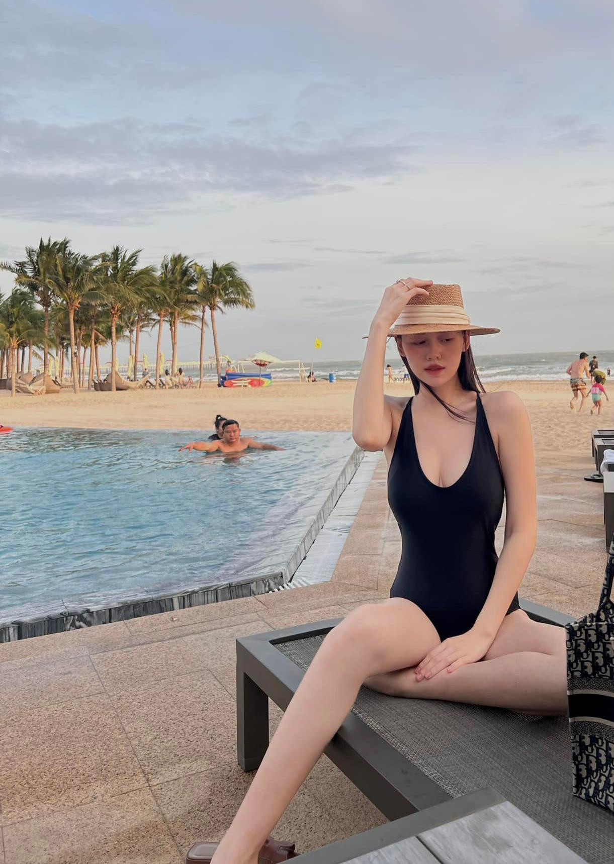 Người đẹp diện áo tắm đơn giản màu đen, khoe trọn vóc dáng quyến rũ.