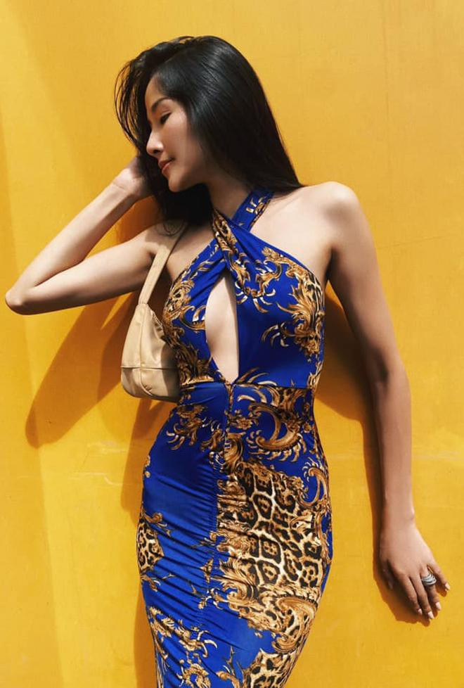Á hậu Hoàng Thuỳ diện váy hoạ tiết bắt mắt khoe đường cong quyến rũ.