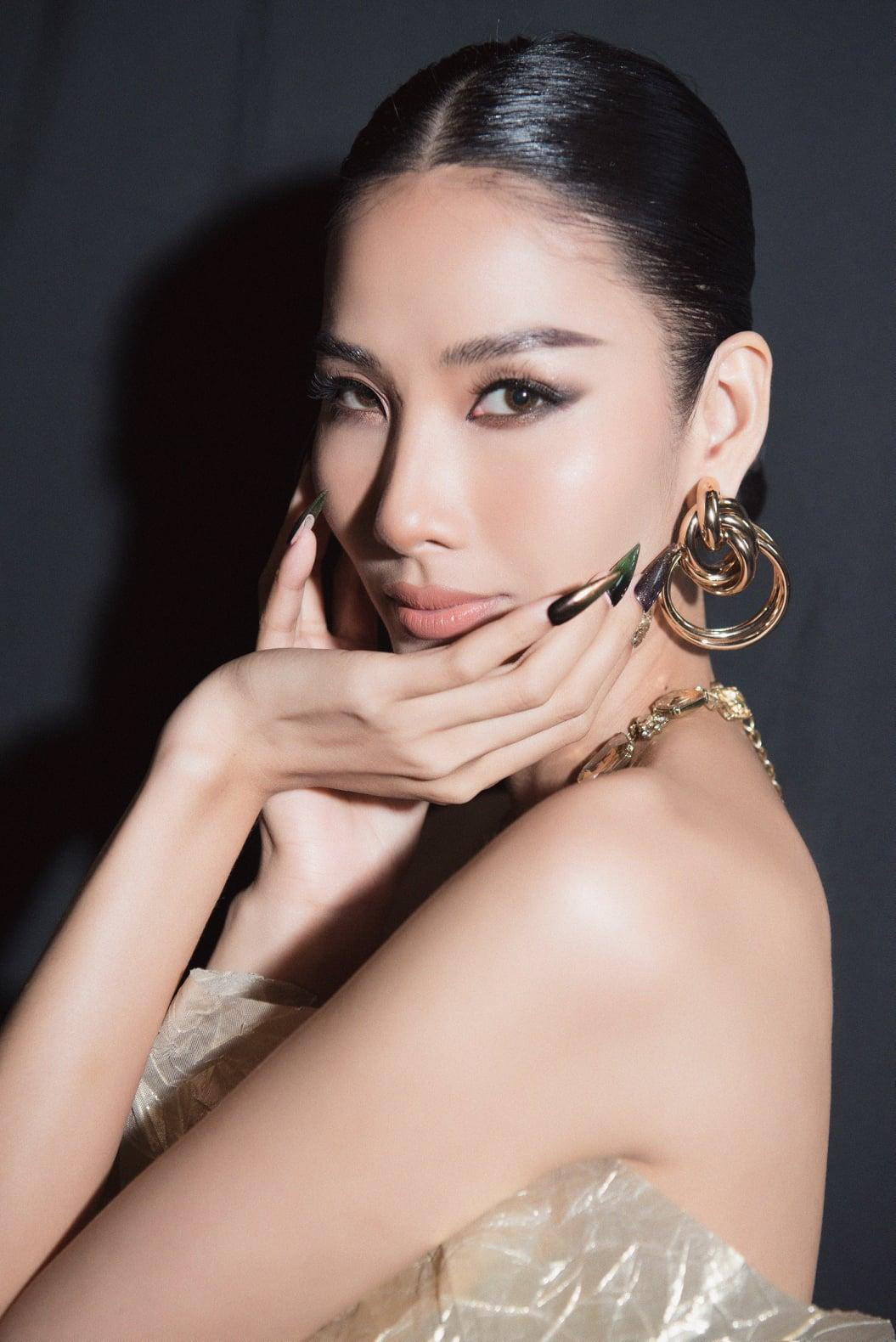 Á hậu Hoàng Thuỳ khoe vẻ đẹp kiêu sa và bờ vai trần quyến rũ. Á hậu Hoàng Thuỳ khoe vẻ đẹp kiêu sa và bờ vai trần quyến rũ.