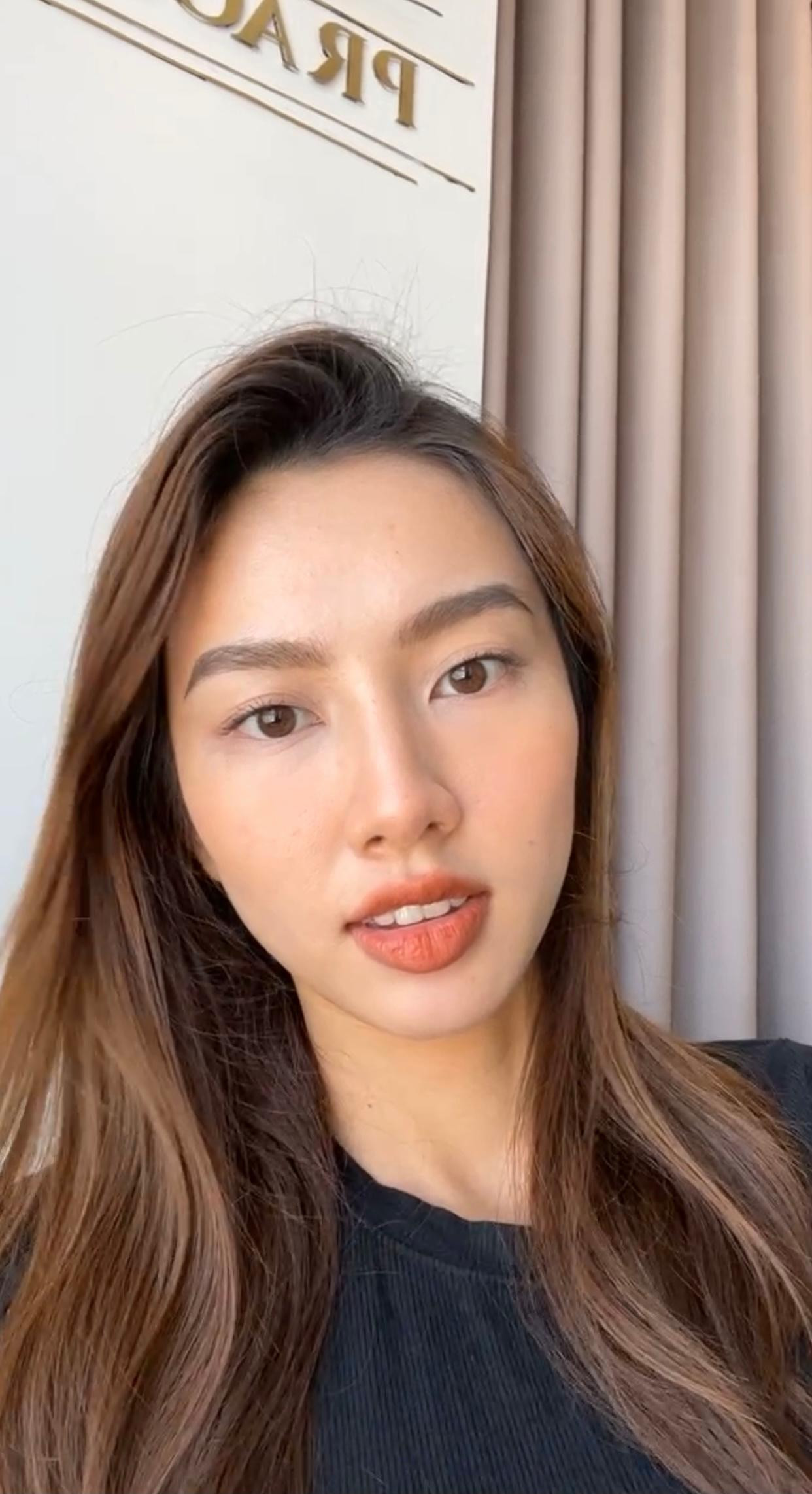 Thuỳ Tiên livestream giao lưu với người hâm mộ trong ngày đầu cách ly ở Đà Nẵng.