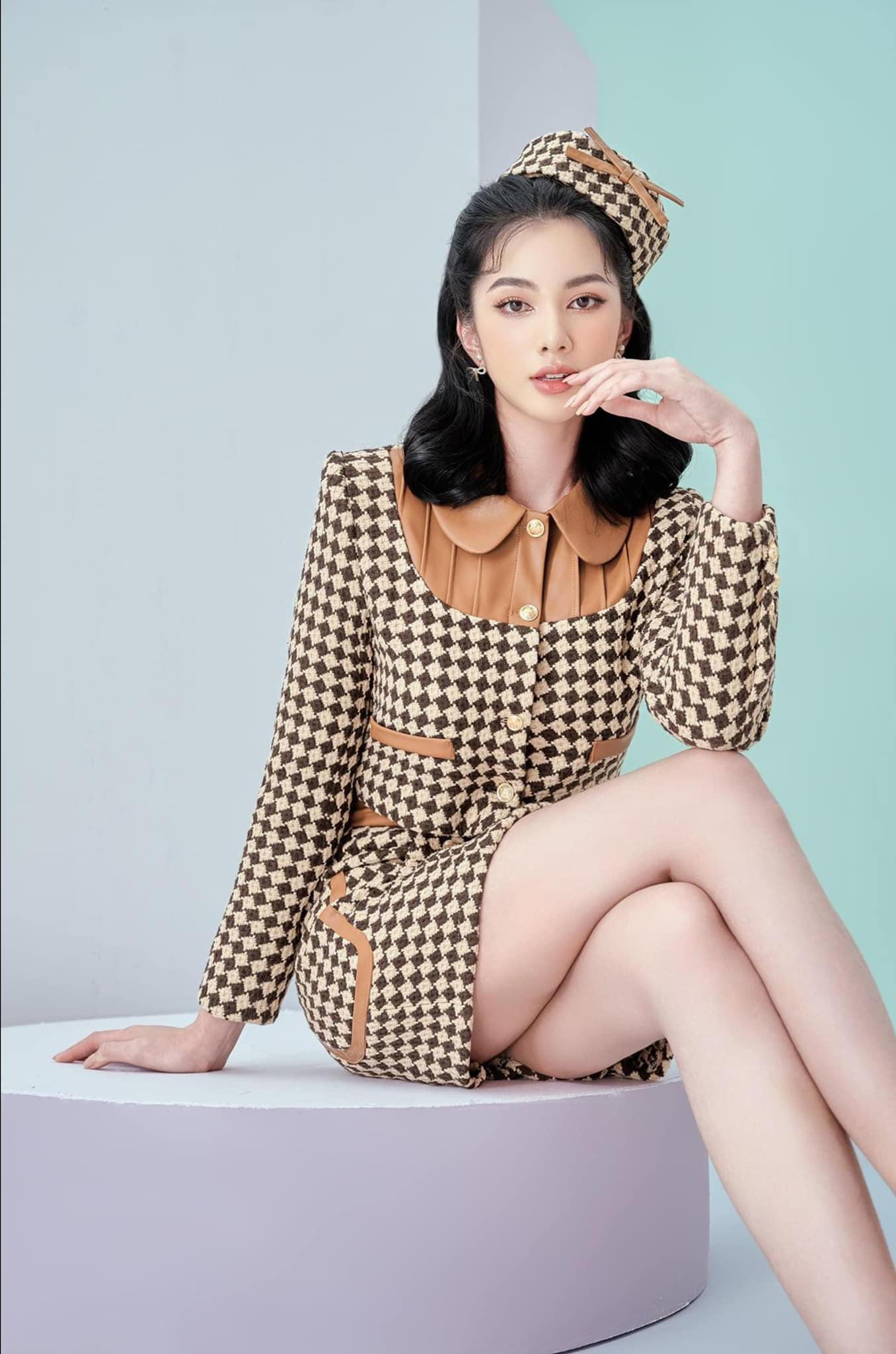 Người đẹp Cẩm Đan hoá cô nàng tiểu thư kiêu kỳ với set đồ kẻ ca-rô khoe trọn đôi chân dài quyến rũ.