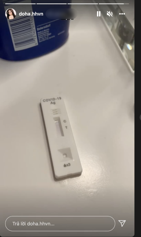 Cô chia sẻ hình ảnh test nhanh COVID-19 trên trang cá nhân. Cô chia sẻ hình ảnh test nhanh COVID-19 trên trang cá nhân.