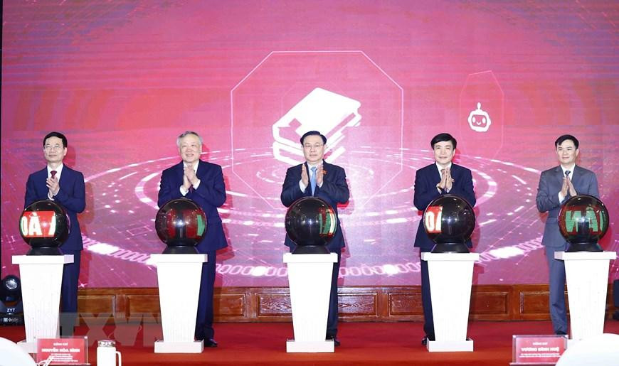 Hình ảnh Chủ tịch Quốc hội Vương Đình Huệ với các đại biểu thực hiện nghi thức khánh thành. (Ảnh: Doãn Tấn/TTXVN)