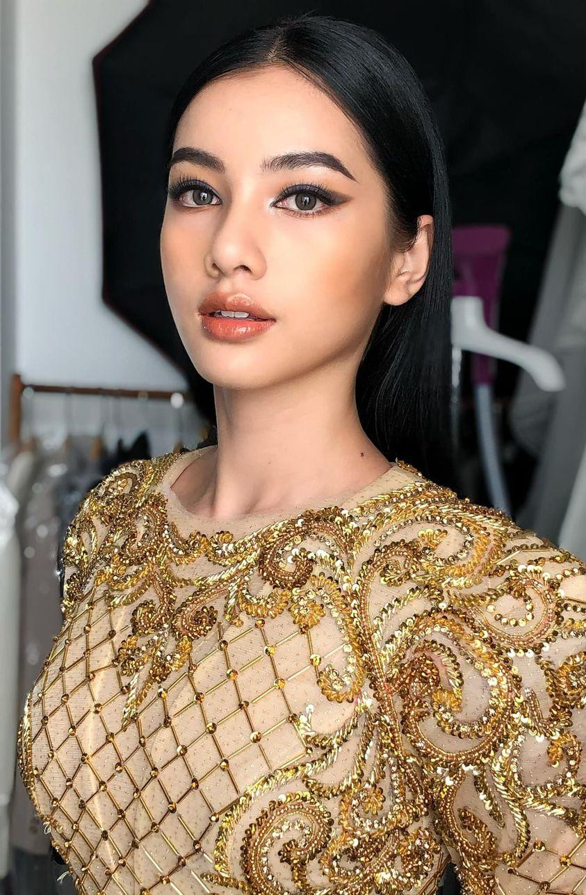 Người đẹp Cẩm Đan xinh đẹp và quyến rũ khi diện váy dát vàng kiêu sa.