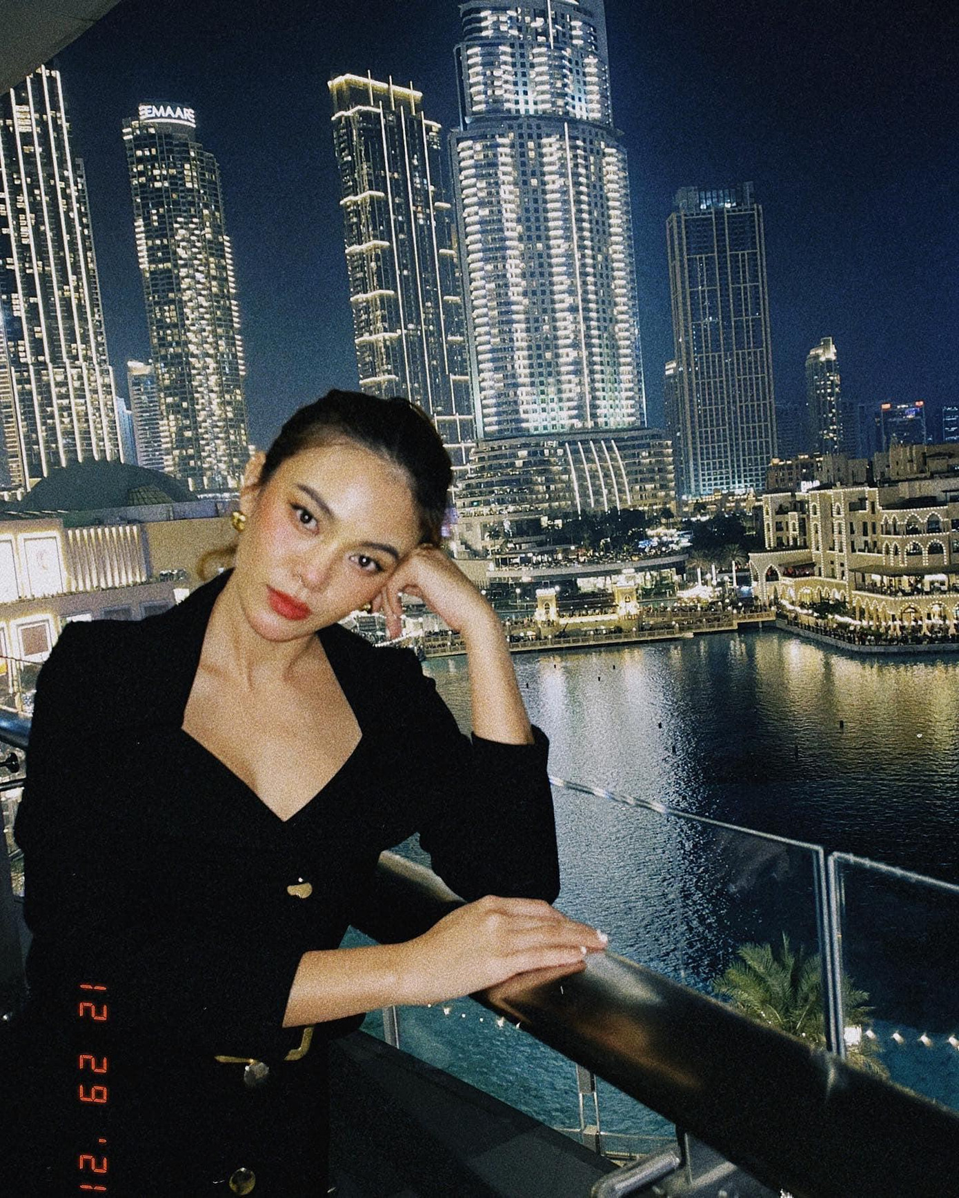 Á hậu Mâu Thuỷ diện váy xẻ vòng một quyến rũ khi đi dự tiệc tối ở Dubai.