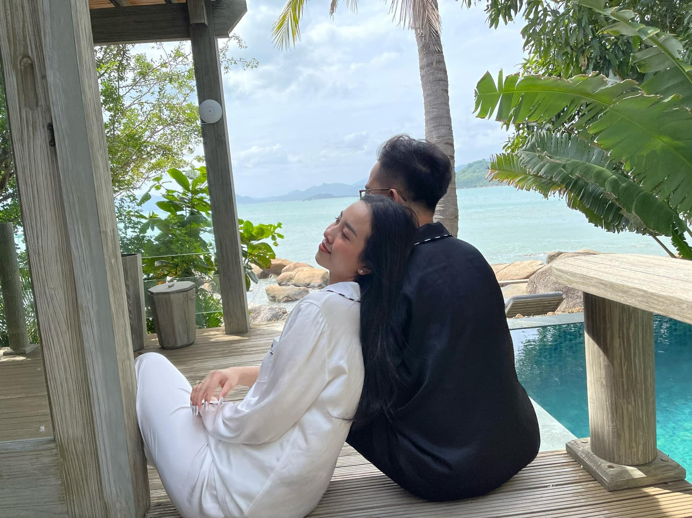 Á hậu Thuý An đăng ảnh chụp cùng ông xã trong thời khắc giao thừa và tâm sự: &quot;5 năm trước giờ này có người đang suy nghĩ tin nhắn sắp nhắn tin cho mình nè, biết lựa ngày giờ nhắn tin cưa gái ghê nơ. Cũng vui sắp đón năm mới một phần sợ ế nên rep tin nhắn nhanh lẹ, ai ngờ chốt kèo luôn dính nhau được 5 năm rồi này&quot;.