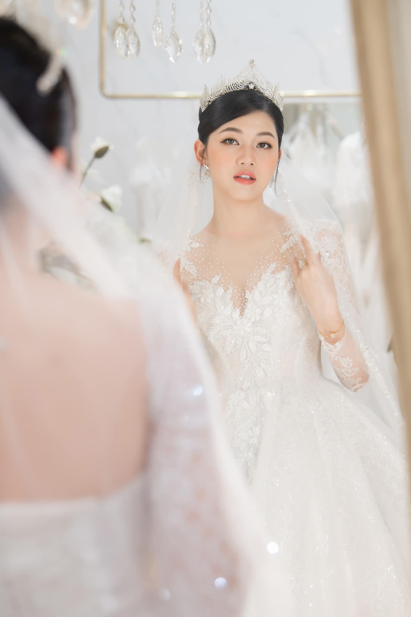 Á hậu Thanh Tú hóa thân thành cô dâu kiêu sa, xinh đẹp khi diện váy cưới trắng muốt.