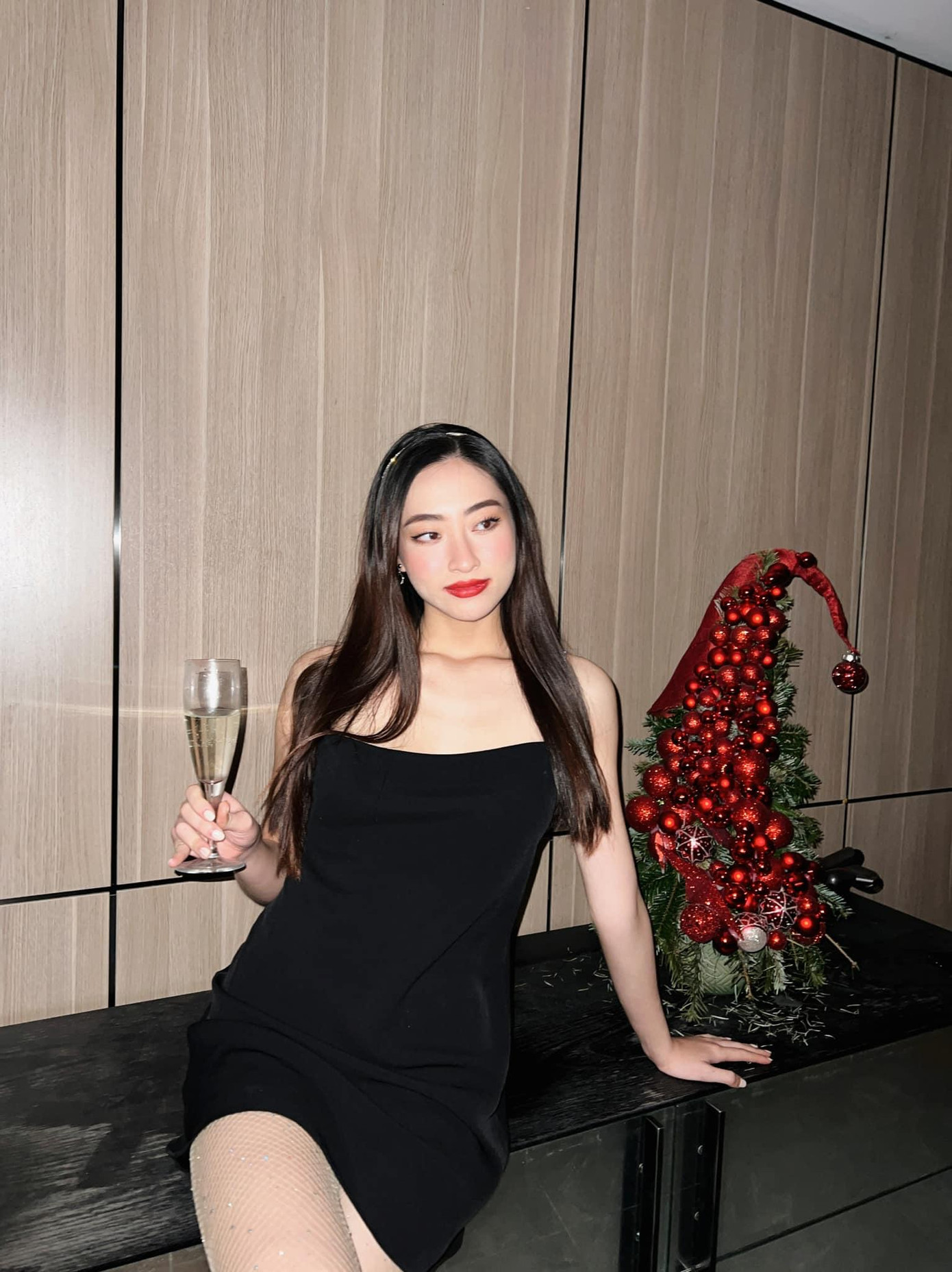 Hoa hậu Lương Thuỳ Linh hoá quý cô sang chảnh và quyến rũ trong khoảnh khắc đón năm mới 2022.