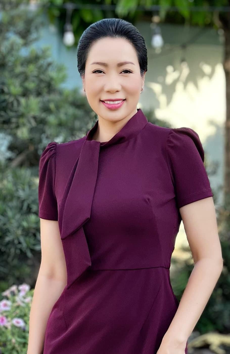 Á hậu Trịnh Kim Chi sang trọng và thanh lịch với bộ váy tông màu tím.