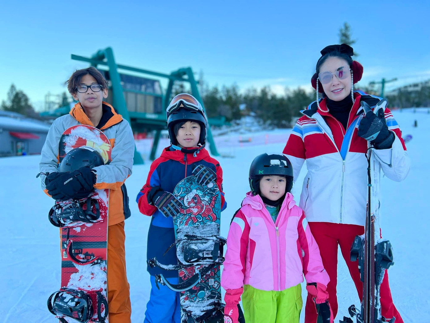 Hoa hậu Hà Kiều Anh đưa các con đi trượt tuyết ở Mỹ trong dịp đầu năm mới.