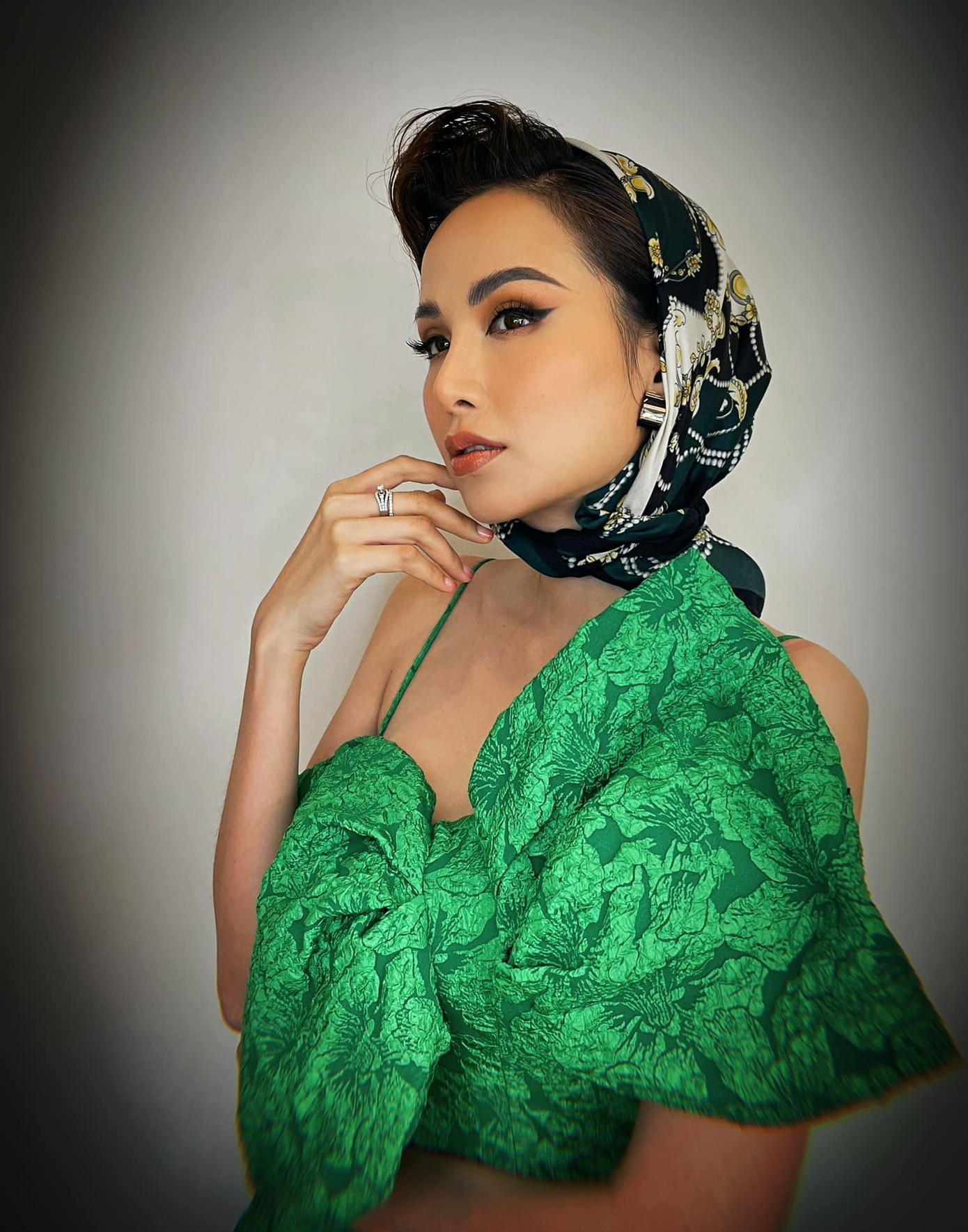 Hoa hậu Diễm Hương hoá quý cô cổ điển sang chảnh.