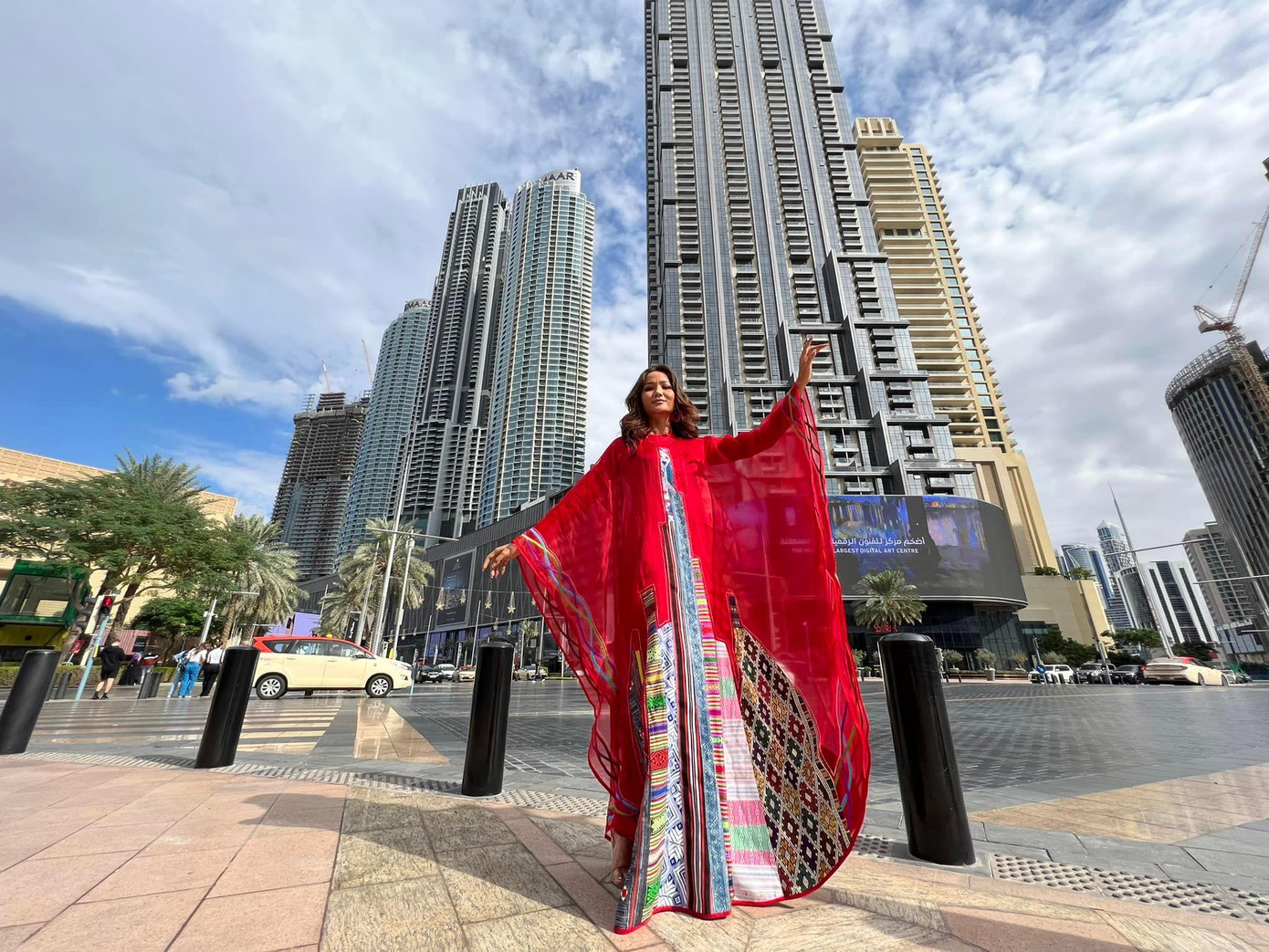 Hoa hậu Hoàn vũ Việt Nam 2017 tự hào khi mặc trang phục mang đặc trưng văn hoá của quê hương ra thế giới.