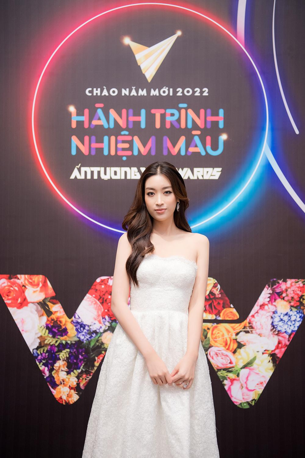 Người đẹp diện bộ váy tông màu trắng thanh lịch, khoe vai trần quyến rũ trên thảm đỏ.