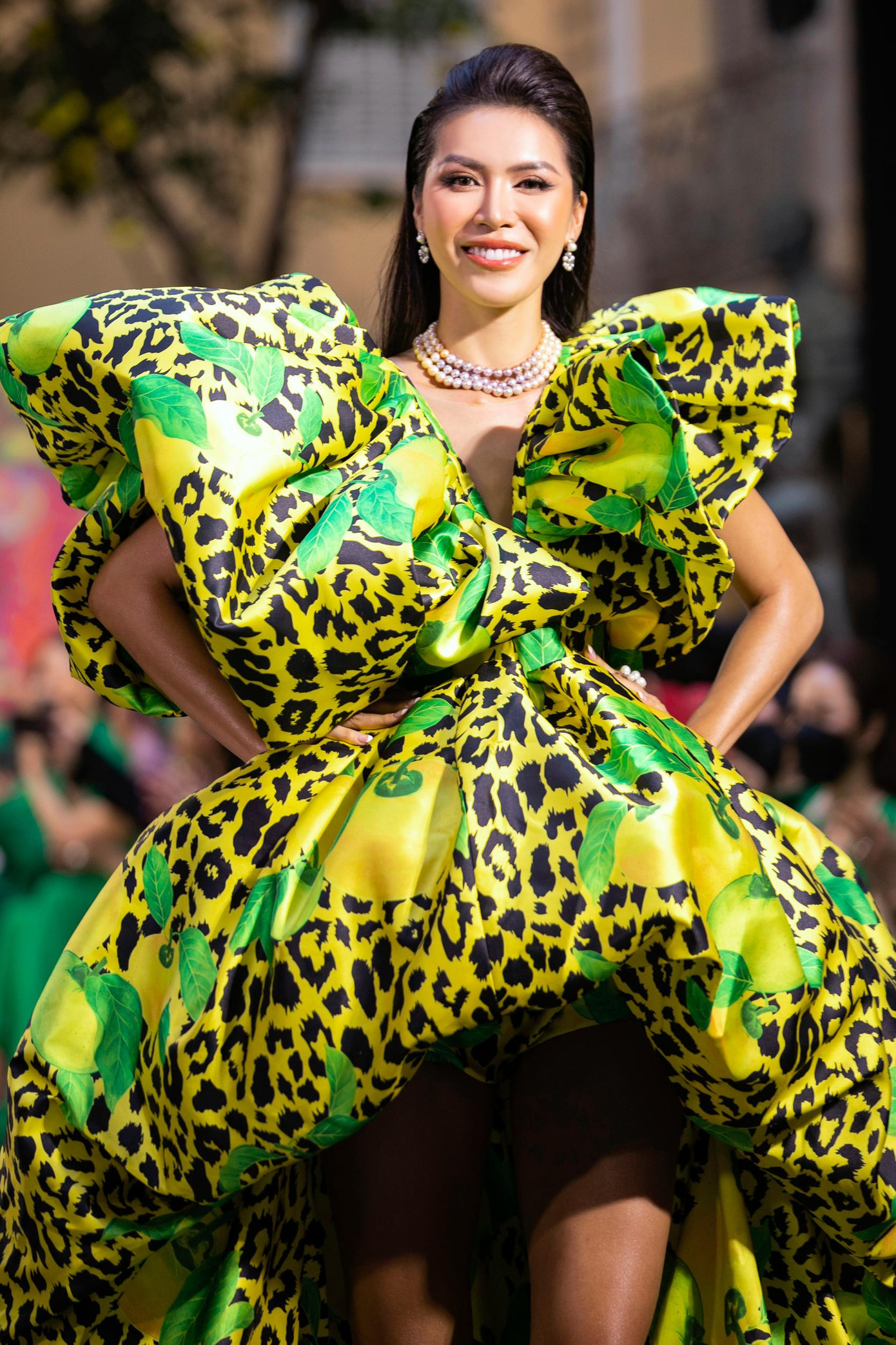 Siêu mẫu Minh Tú cũng diện một thiết kế hoạ tiết da báo nhưng trên nền tông màu vàng.