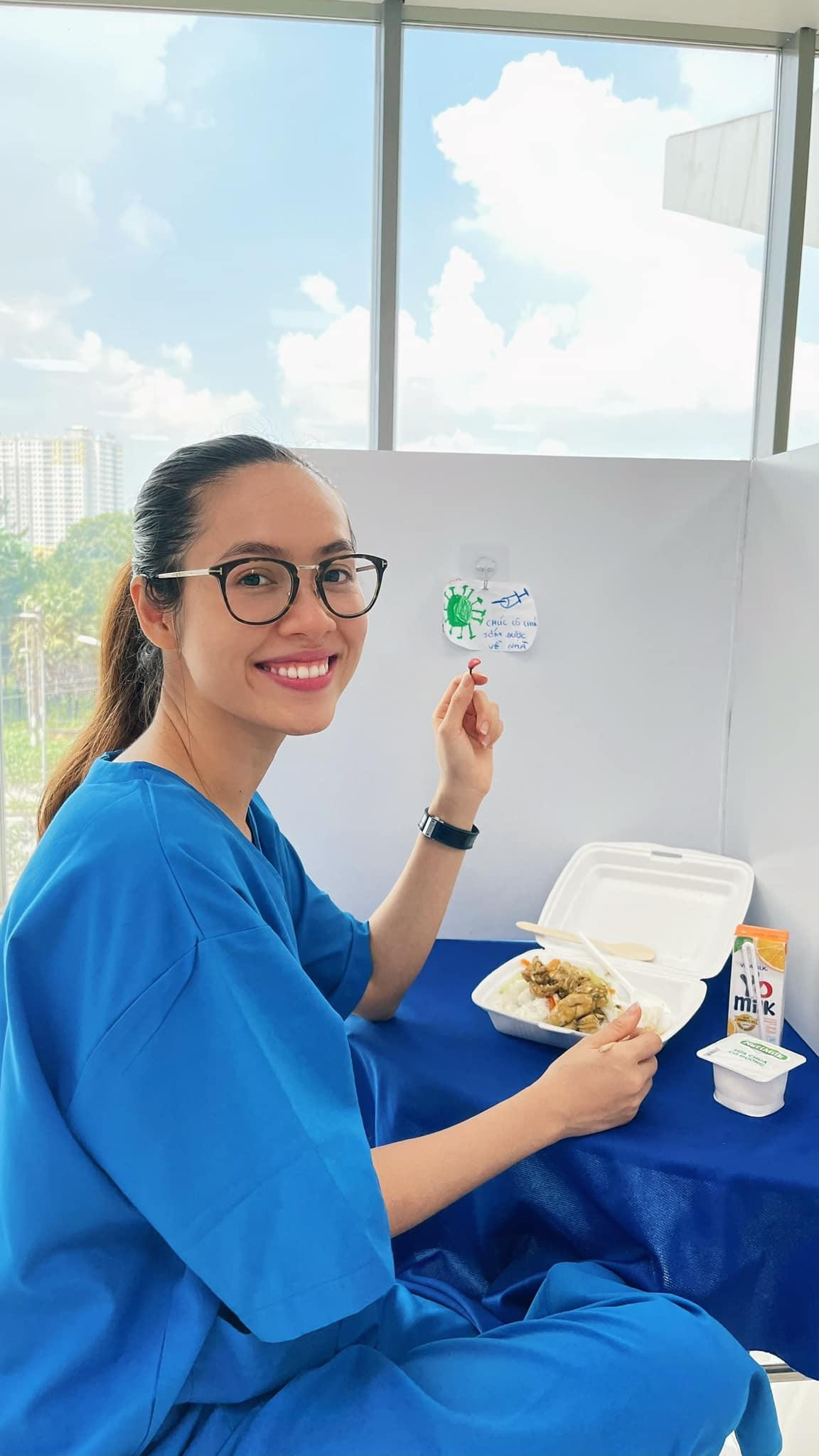 Á hậu Hoàng My đang tự điều trị COVID-19 tại nhà.