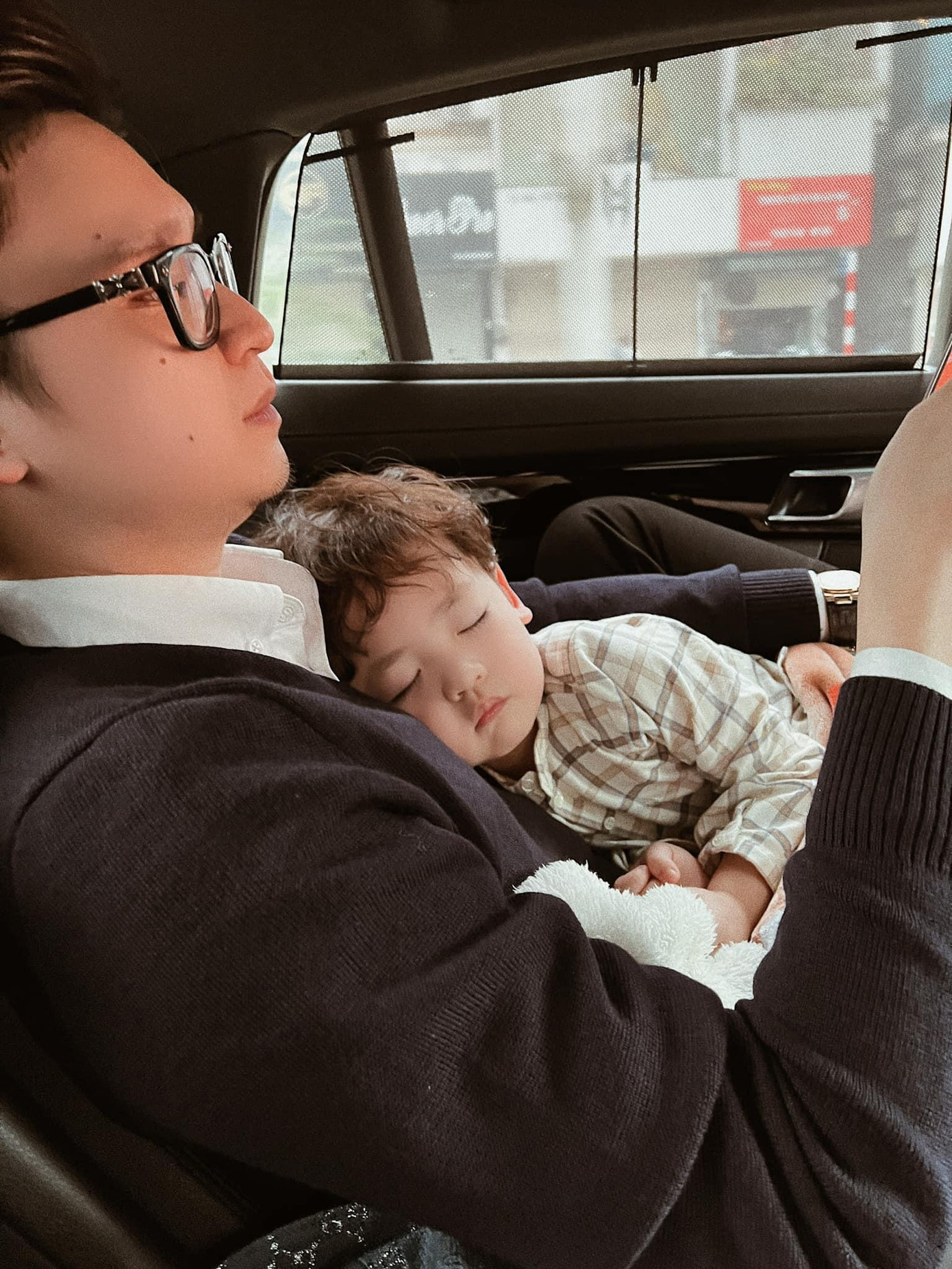 Á hậu Tú Anh chia sẻ hình ảnh đáng yêu của cậu quý tử đang ngủ ngon trong lòng ông xã kèm tâm sự: &quot;2021 - Trải qua một năm chắc chắn không hề dễ dàng với tất cả mọi người.. nhưng nếu như trước đây, ai trong số chúng ta cũng mải chạy theo sự hối hả, bận rộn của công việc, nỗi lo cơm áo gạo tiền thì năm vừa qua chúng ta mới nhận ra cuộc sống này đáng quý đến như thế nào, những khoảnh khắc được ở bên cạnh người thân thương giá trị ra sao... Hy vọng 2022 sẽ đem lại những hy vọng, những điều mới mẻ, may mắn tới tất cả mọi người và quan trọng nhất, đó là có thật nhiều sức khoẻ&quot;.