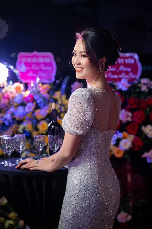 Á hậu Thuỵ Vân diện váy đuôi cá bó sát khoe trọn đường cong quyến rũ.