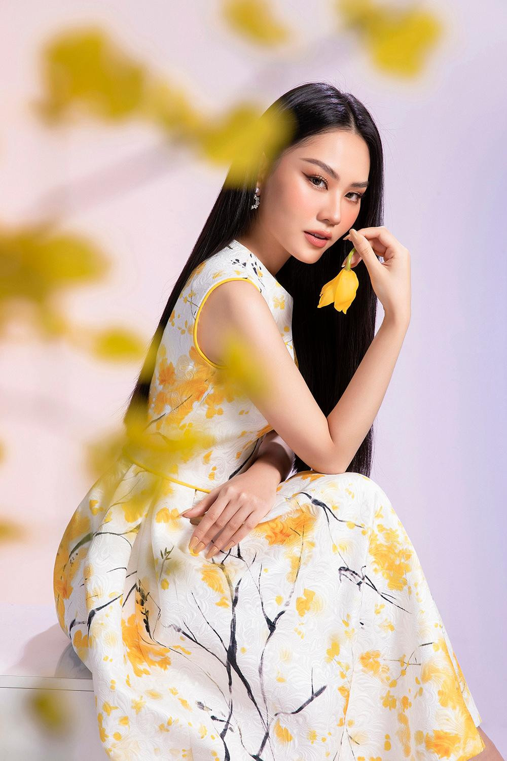 Diện những bộ váy với hoạ tiết hoa mai tinh tế, người đẹp như hoá thân thành 'nàng thơ' xinh đẹp và dịu dàng.